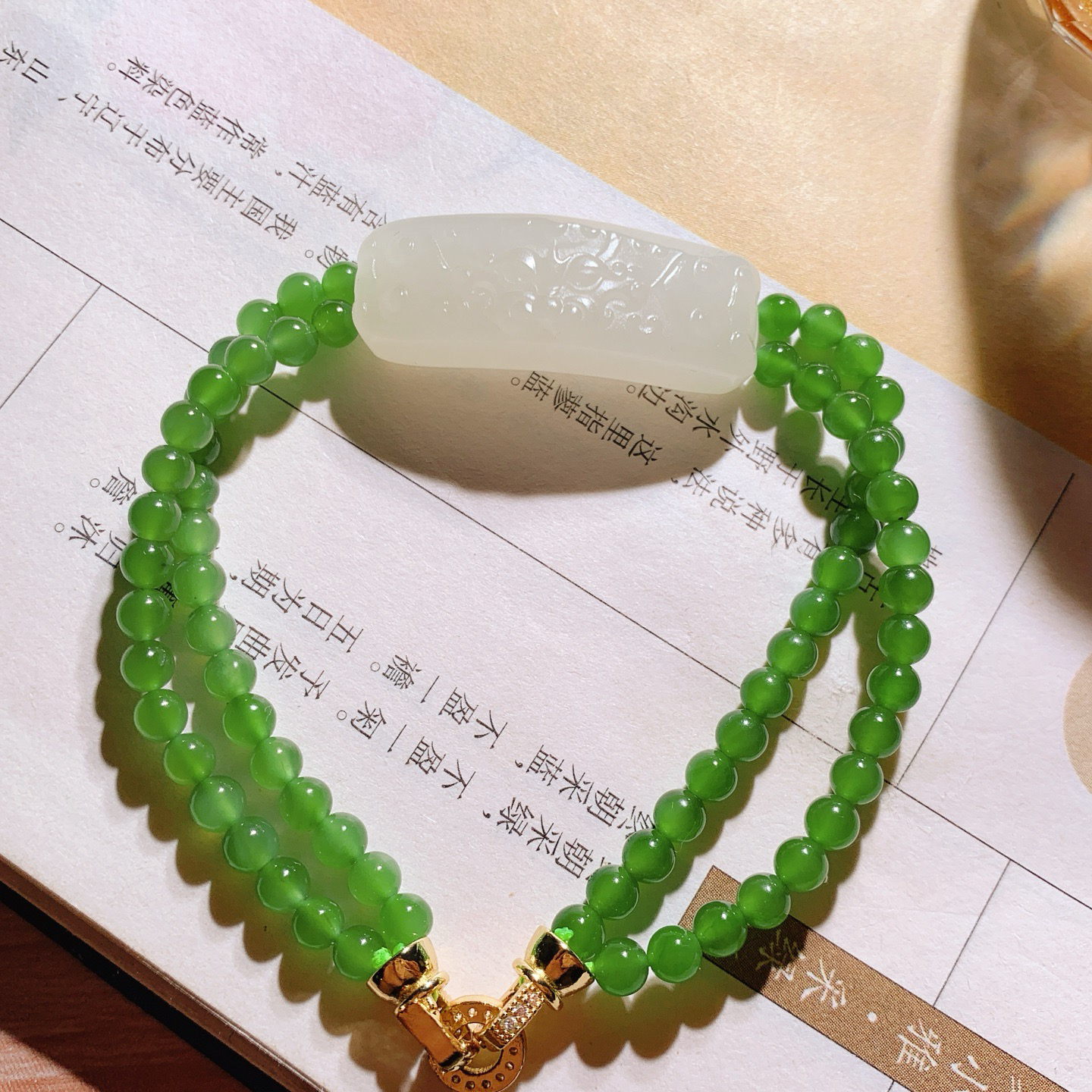 和田玉阳绿俄罗斯碧玉仿古龙手牌 尺寸31/12/6重14克 玉质细腻油润 底色纯净 脂粉好，品质好。
