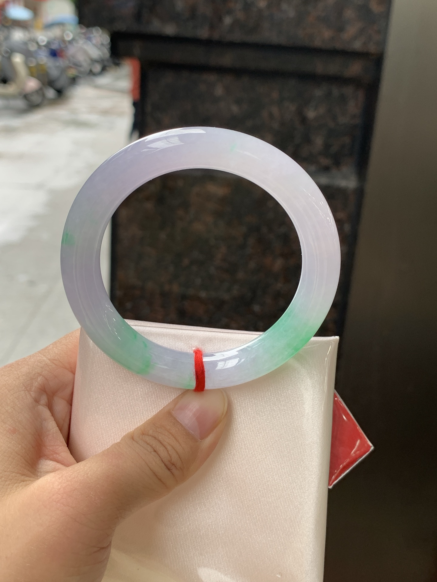 春彩圆条 53.5-10.1-9.8 0628-N1100 打灯纹裂，阳绿花碰上梦幻般的春，像是融化了的春天，所有的美好交织在一起，让人心生宁静而淡淡的欢喜