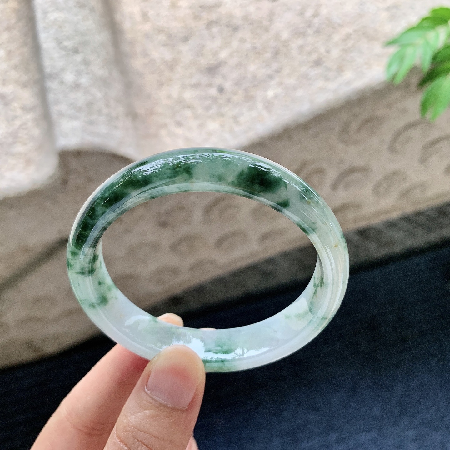 贵妃54 55 圈口55.2/49.8/12.8/7.4 编码WW062816 描述细糯飘花，水润，种老，细腻，无裂