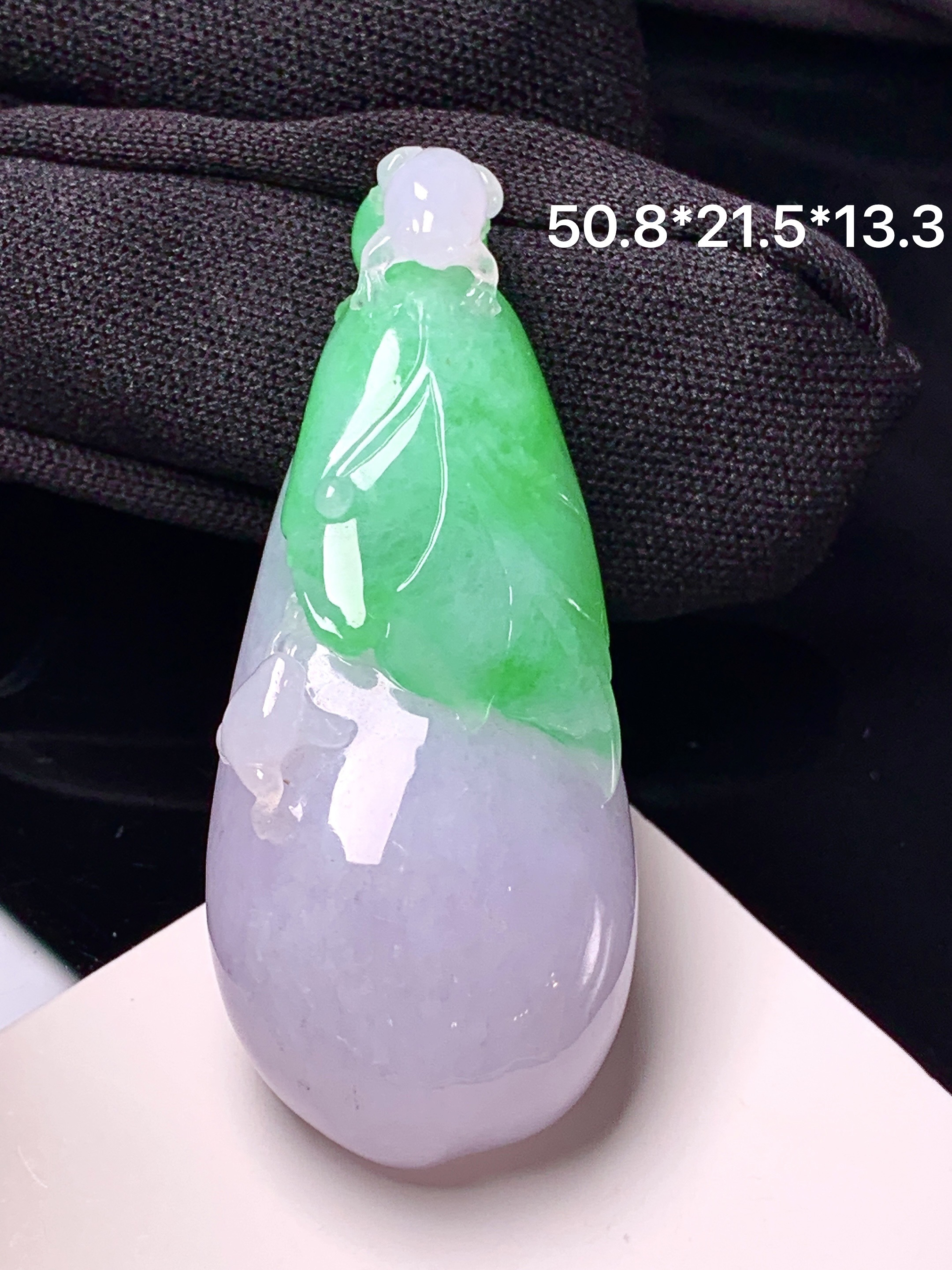 飘绿兰花吊坠 玉质细腻 色泽艳丽清新 整体尺寸50.8*21.5*13.3 w