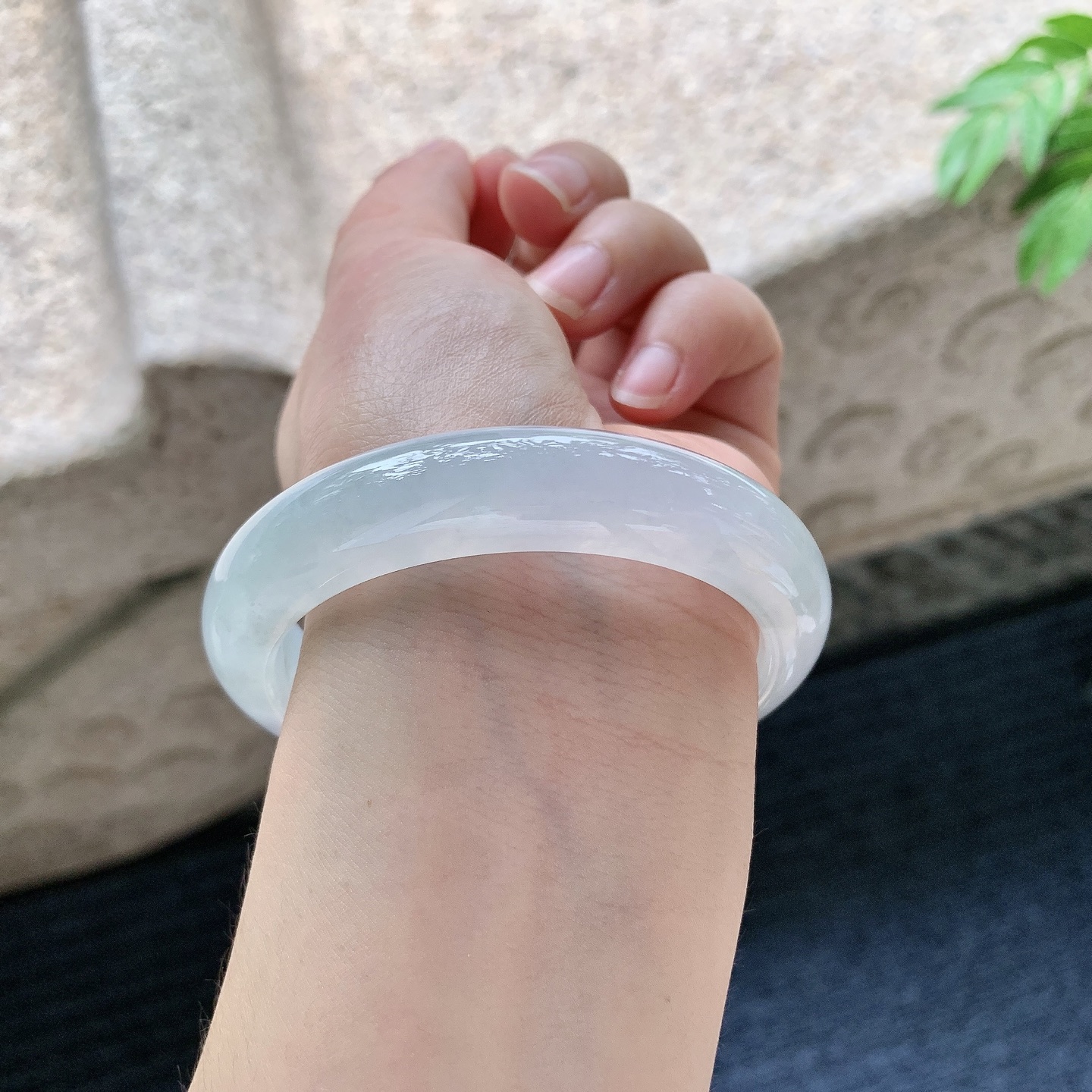 正圈55 56【圈口】55.9/12.8/8.4【编码】C5062826【描述】淡椿彩，水润，种老，细腻，有絮线
