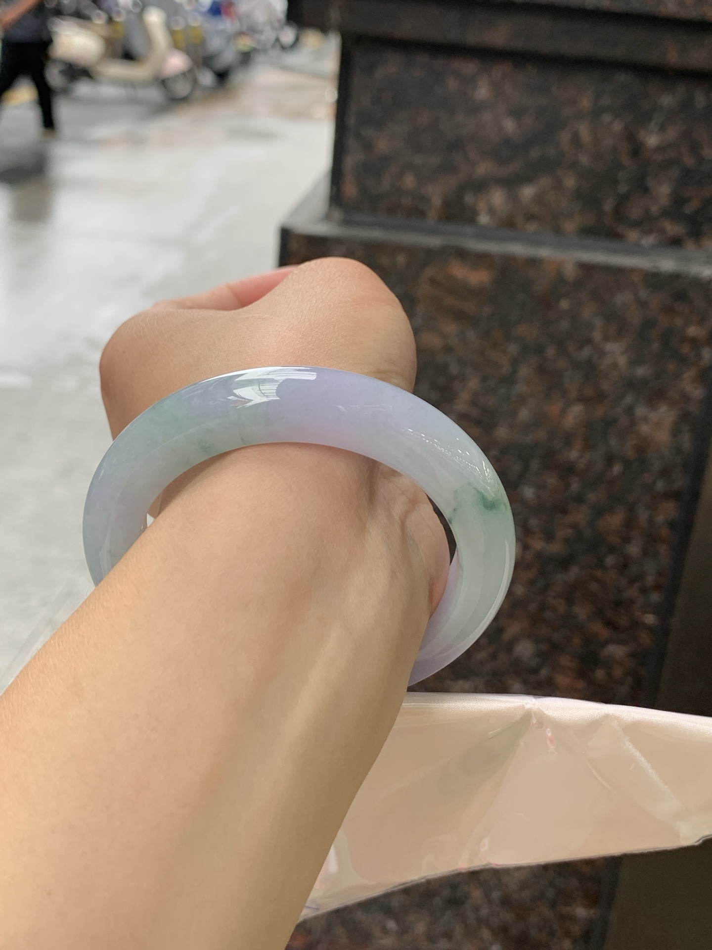 春彩正圈 0628-N930-13 淡紫底色交织果绿底色，底妆细腻温润，色泽自然柔和，一镯双色，韵味独特，日常佩戴超显气质。