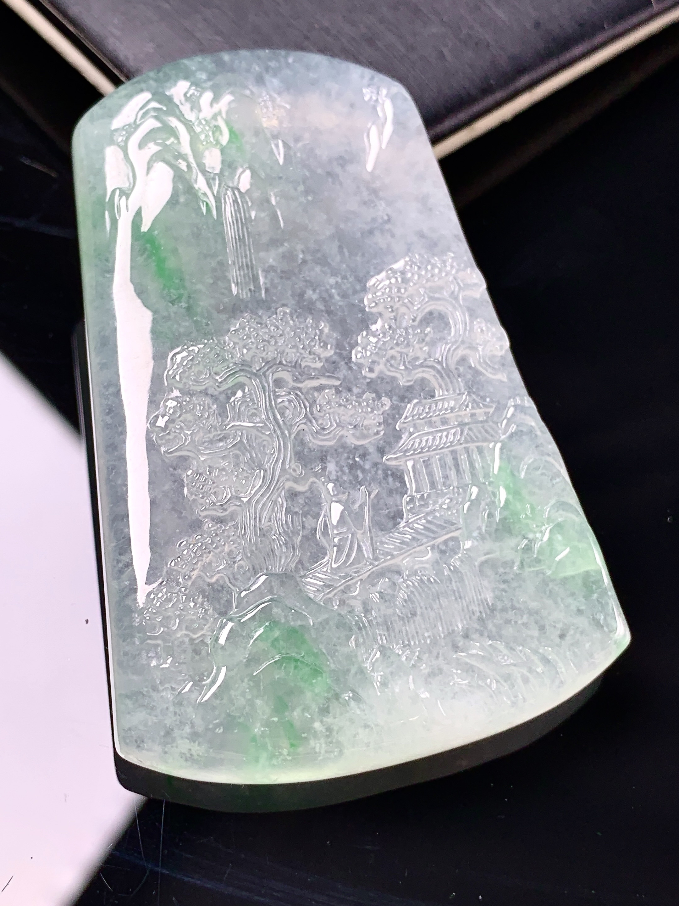 冰种飘绿山水牌子吊坠 玉质细腻 色泽艳丽清新 整体尺寸55.2*37*6.5 c1