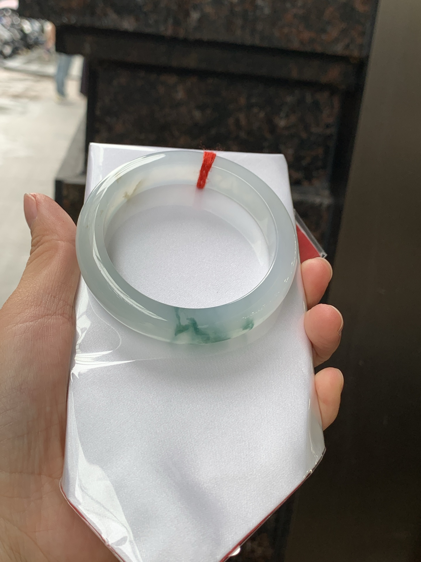 冰飘花正圈 56.5-12.4-8.6 0628-N1102-2 打灯纹裂，底妆胶润细腻，冰底中开出了朵朵兰花，飘花灵动飘逸，勾勒出一幅唯美诗意的山水意境画，古典优雅又秀气