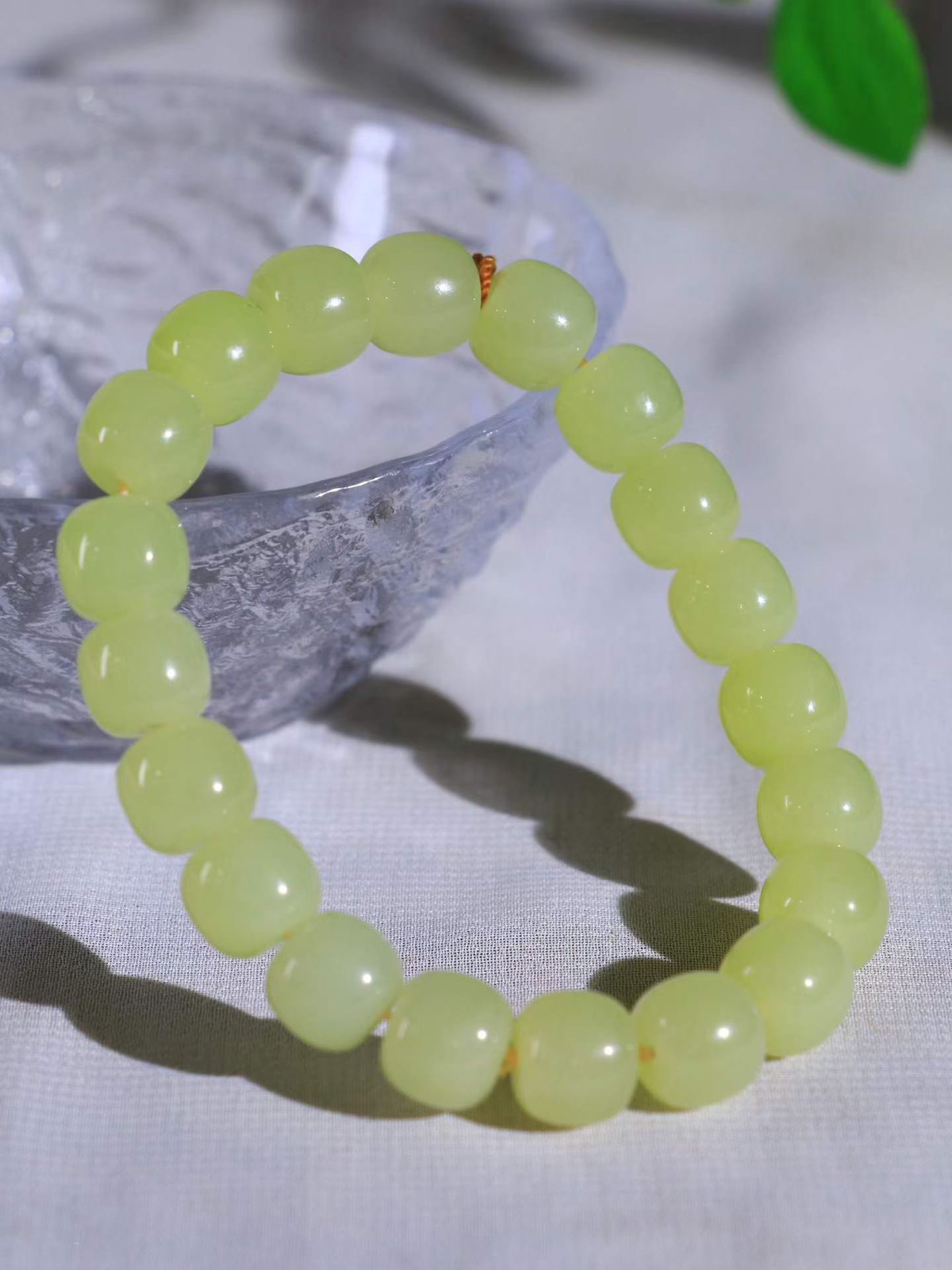 （老型珠.手串）

精品️和田玉黄口老型珠手串，也可做手持，玉质细腻油润 饱满光滑 质朴无华，悠远简单，人心境界远，百世修炼深，心灵常驻善意持，觉悟人生百世修。重31.8克    尺寸取一8.6-9.7mm    54602500L