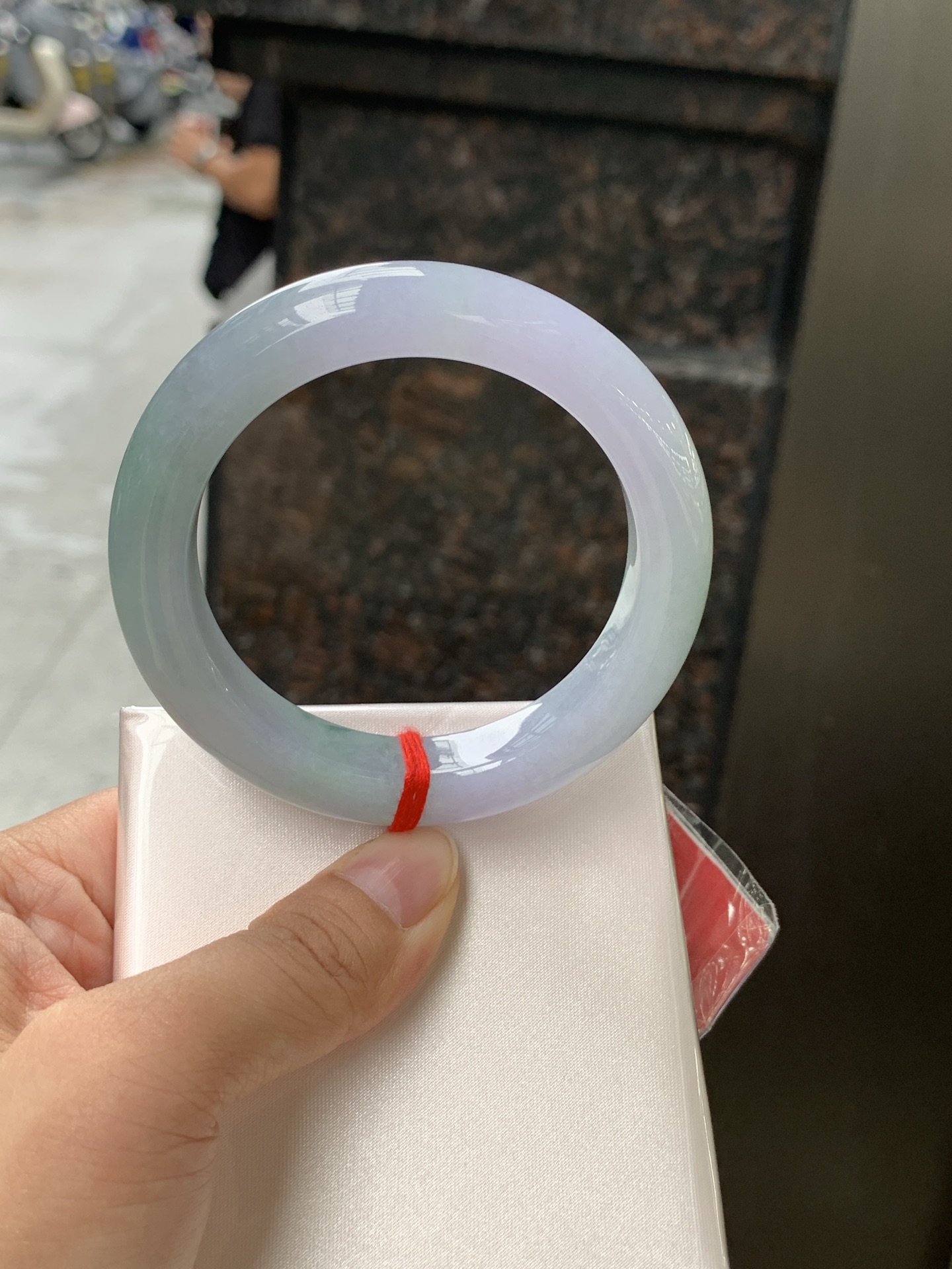 春彩正圈 0628-N930-13 淡紫底色交织果绿底色，底妆细腻温润，色泽自然柔和，一镯双色，韵味独特，日常佩戴超显气质。
