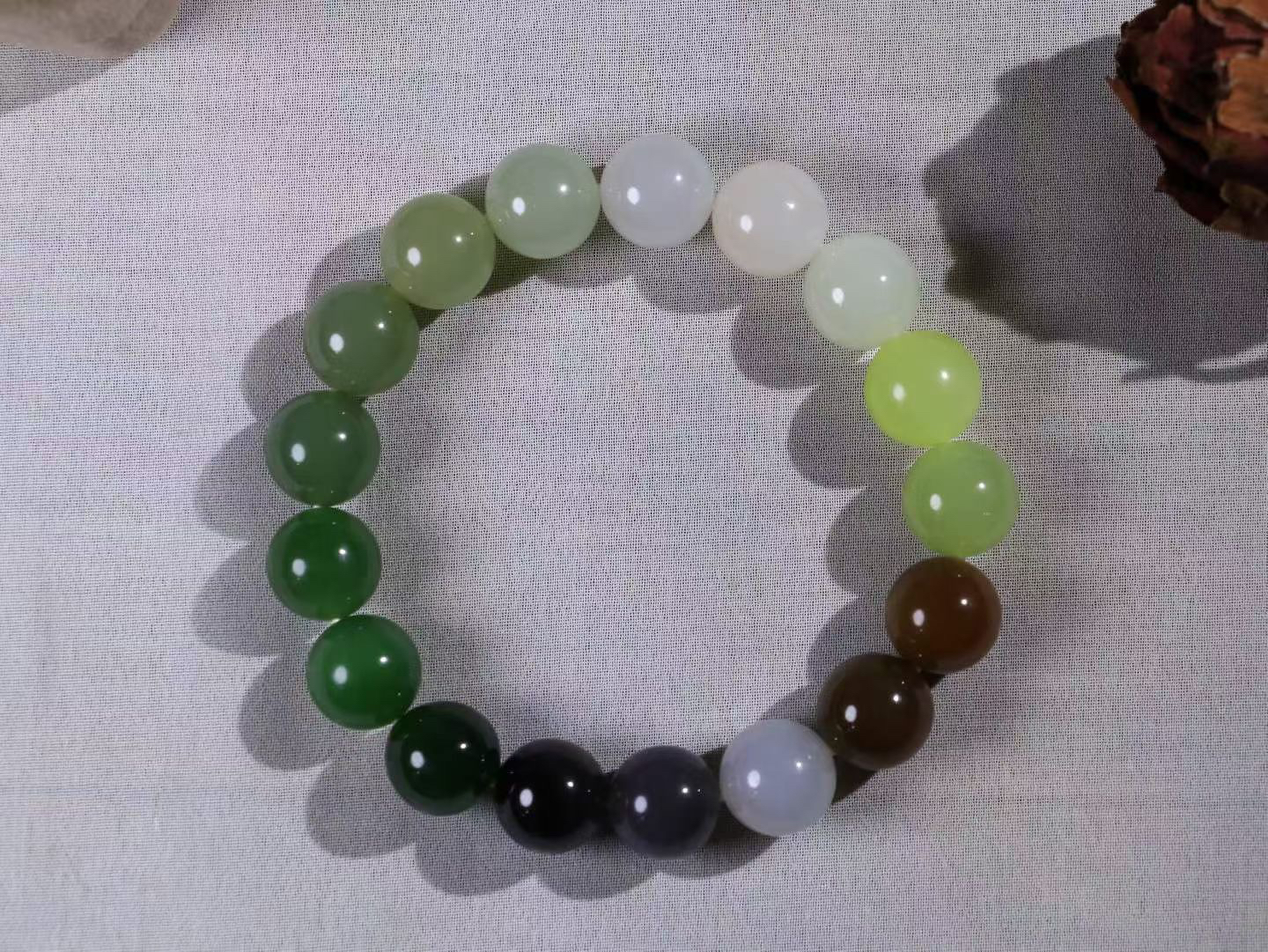 【多宝手串】

货头精选 和田玉多宝手串，每一颗玉石都凝聚自然的灵气与岁月的沉淀，寓意福禄寿喜，守护