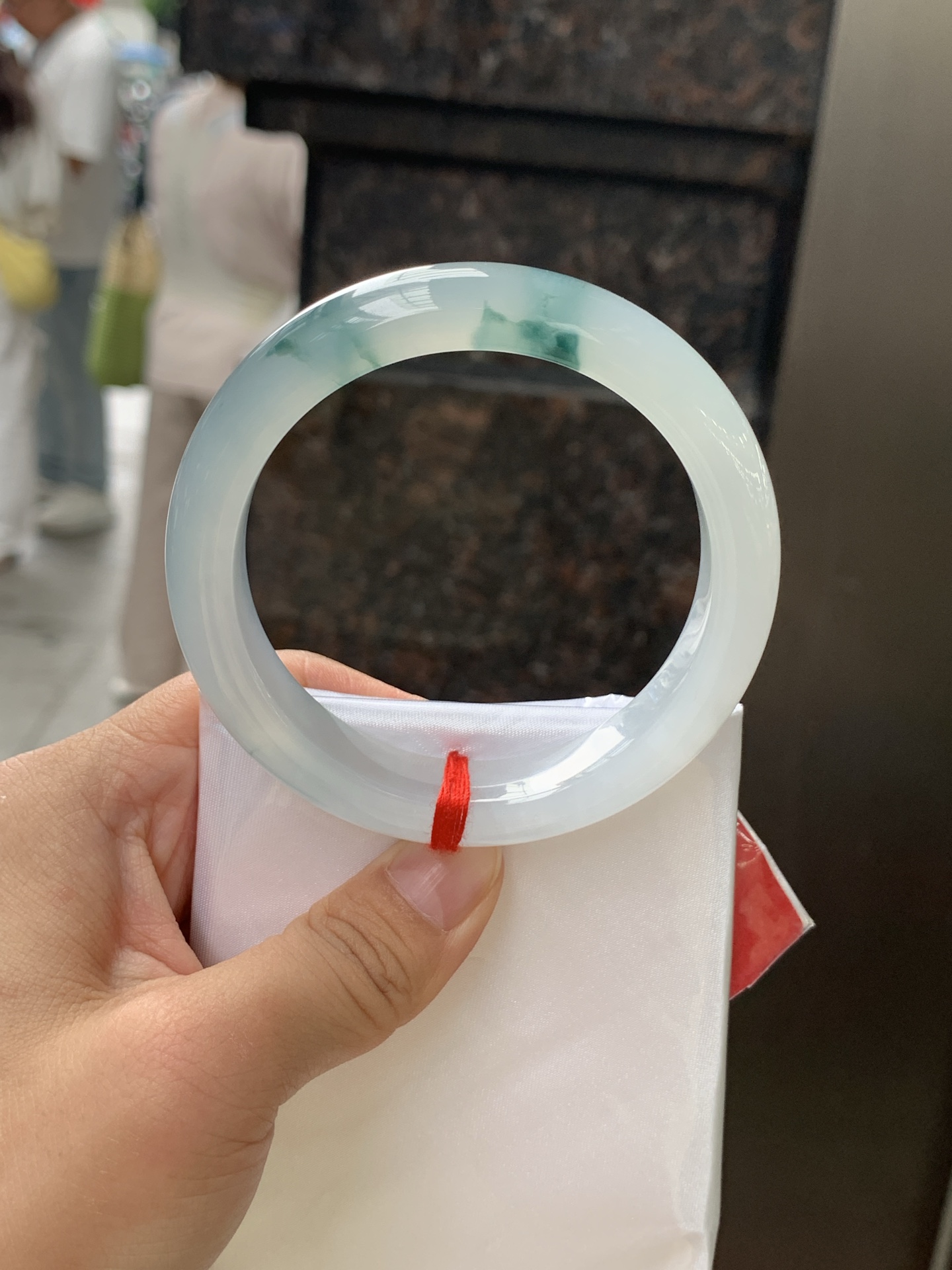 冰飘花正圈 58.2-12.6-9 0628-N1102-1 打灯纹裂，底妆胶润细腻，冰底中开出了朵朵兰花，飘花灵动飘逸，勾勒出一幅唯美诗意的山水意境画，古典优雅又秀气