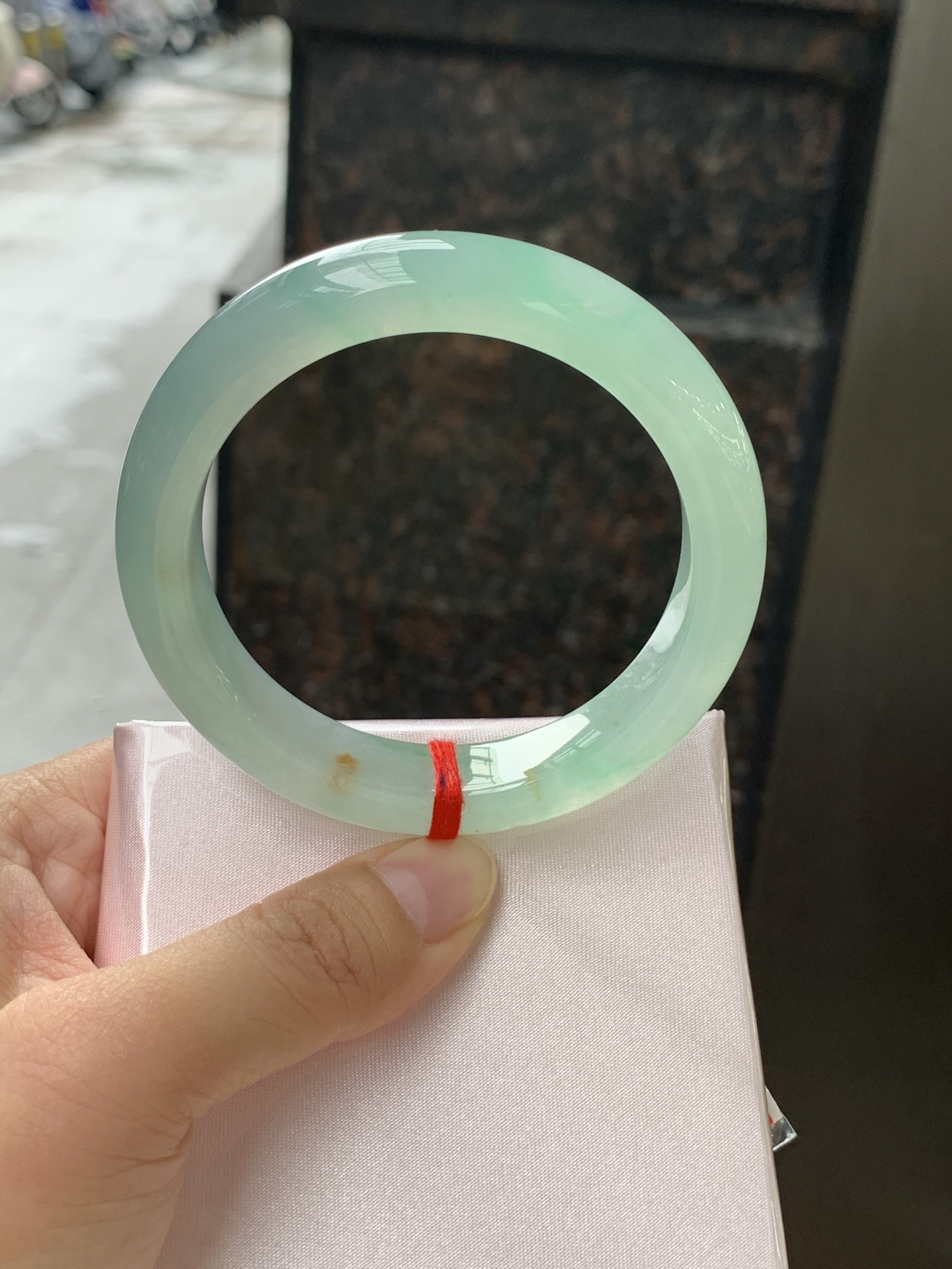 冰绿正圈 56.4-12.2-9 0628-N1099 打灯细纹，飘洒金，底色清透如月光，几抹甜绿飘色灵动飘逸，像春日林间的溪水，清润又治愈。