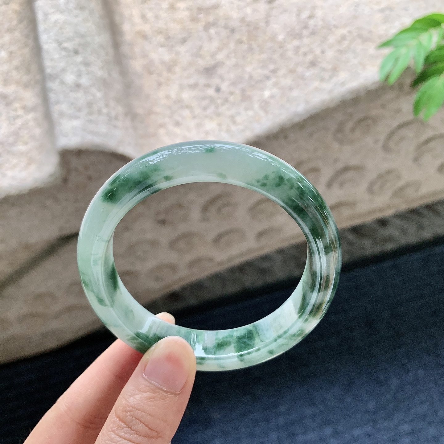 正圈56 57【圈口】57.2/12.9/8.7【编码】WW062812【描述】细糯飘花，水润，种老，细腻，无裂