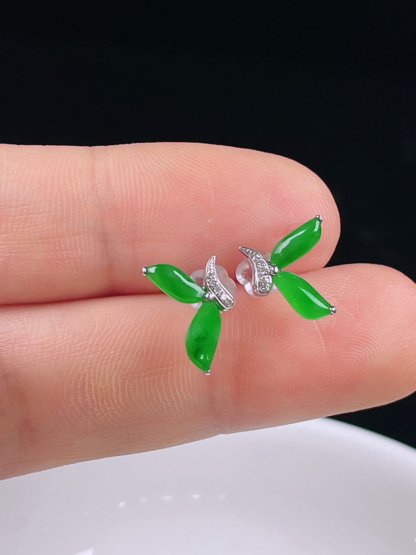 冰绿耳钉，老种起光，细底通透，尺寸：7.8/12.7/2.2mm0628