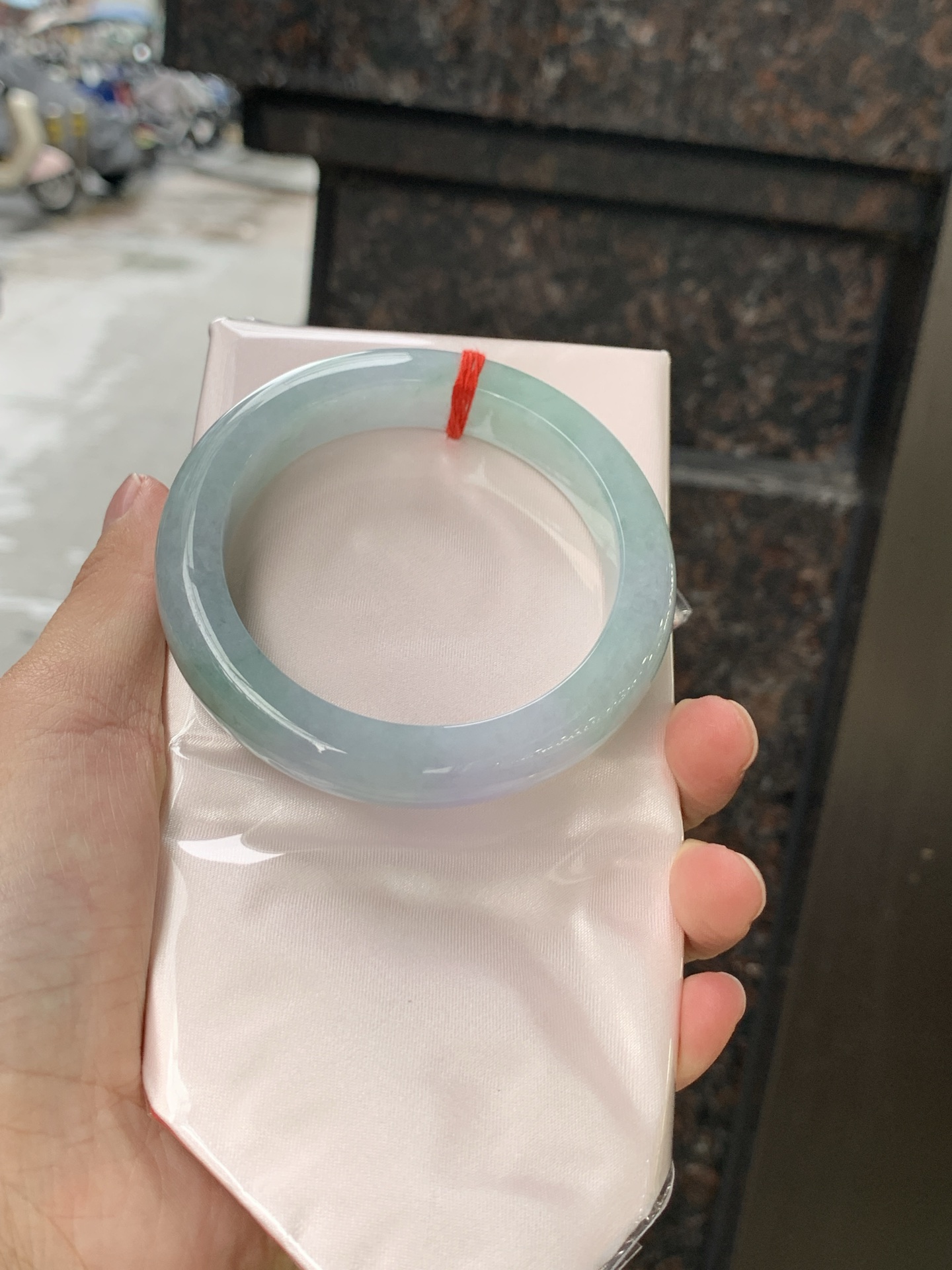 春彩正圈 56.4-12.2-9.7 0628-N930-14 淡紫底色交织果绿底色，底妆细腻温润，色泽自然柔和，一镯双色，韵味独特，日常佩戴超显气质。