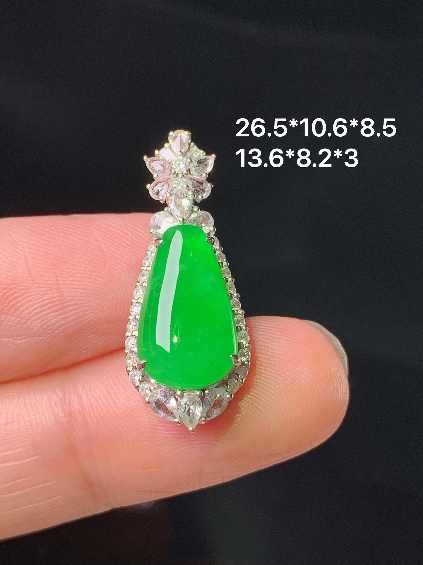 18k金钻冰阳绿福瓜吊坠 玉质细腻 色泽艳丽清新 整体尺寸26.5*10.6*8.5 j3