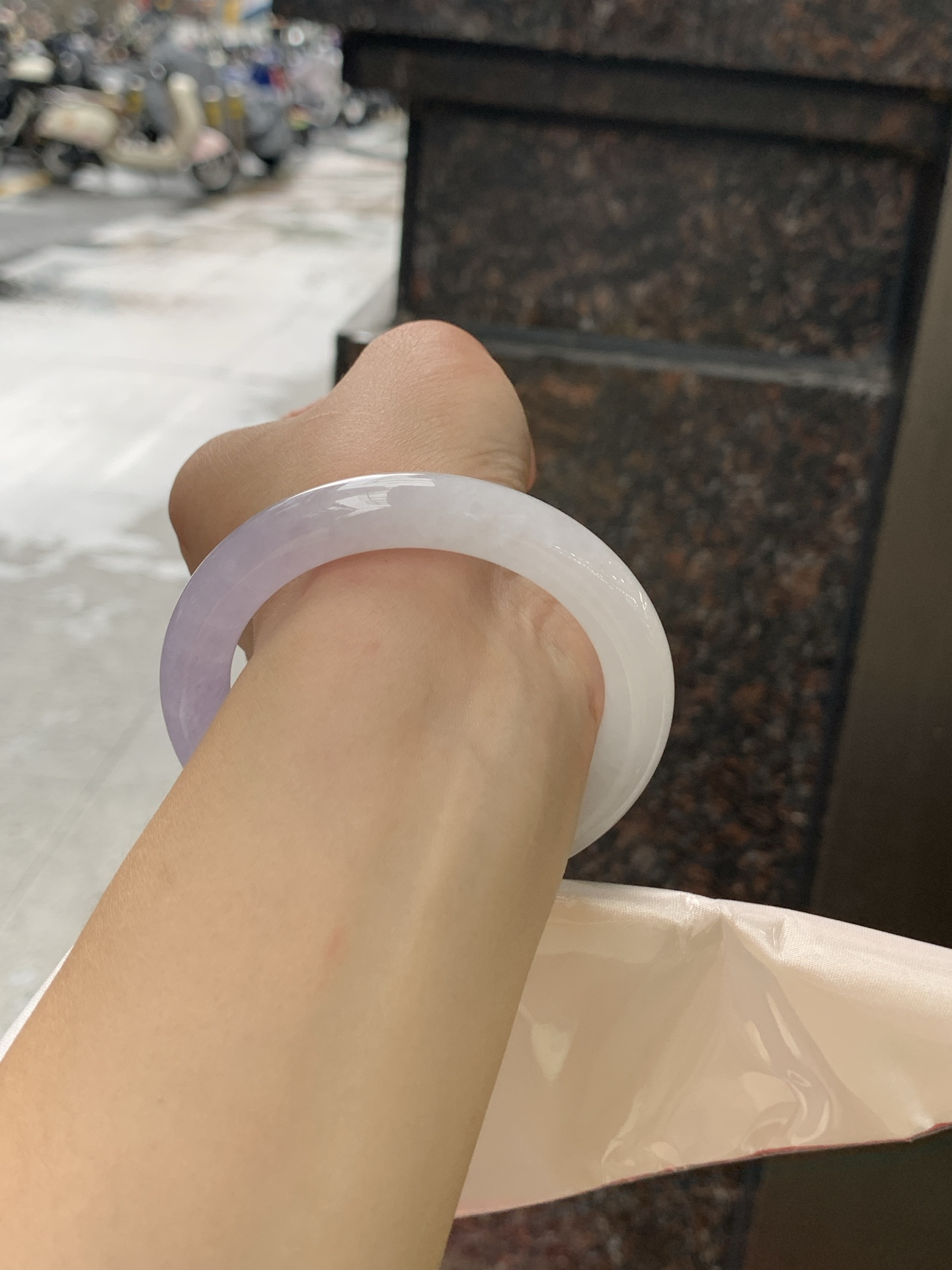 冰紫圆条 54-10.2-9.7 0628-N1098 打灯冰晶纹，底妆冰润细腻，种水很好，渐变冰紫底色很均匀，小仙女镯一枚