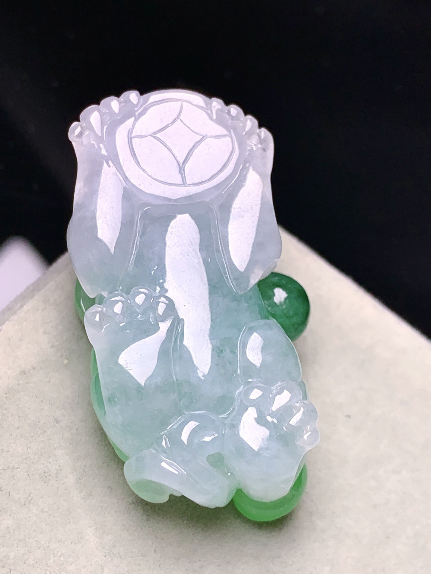 飘绿貔貅吊坠 玉质细腻 色泽艳丽清新 整体尺寸40.8* 21.5*11.5 a5