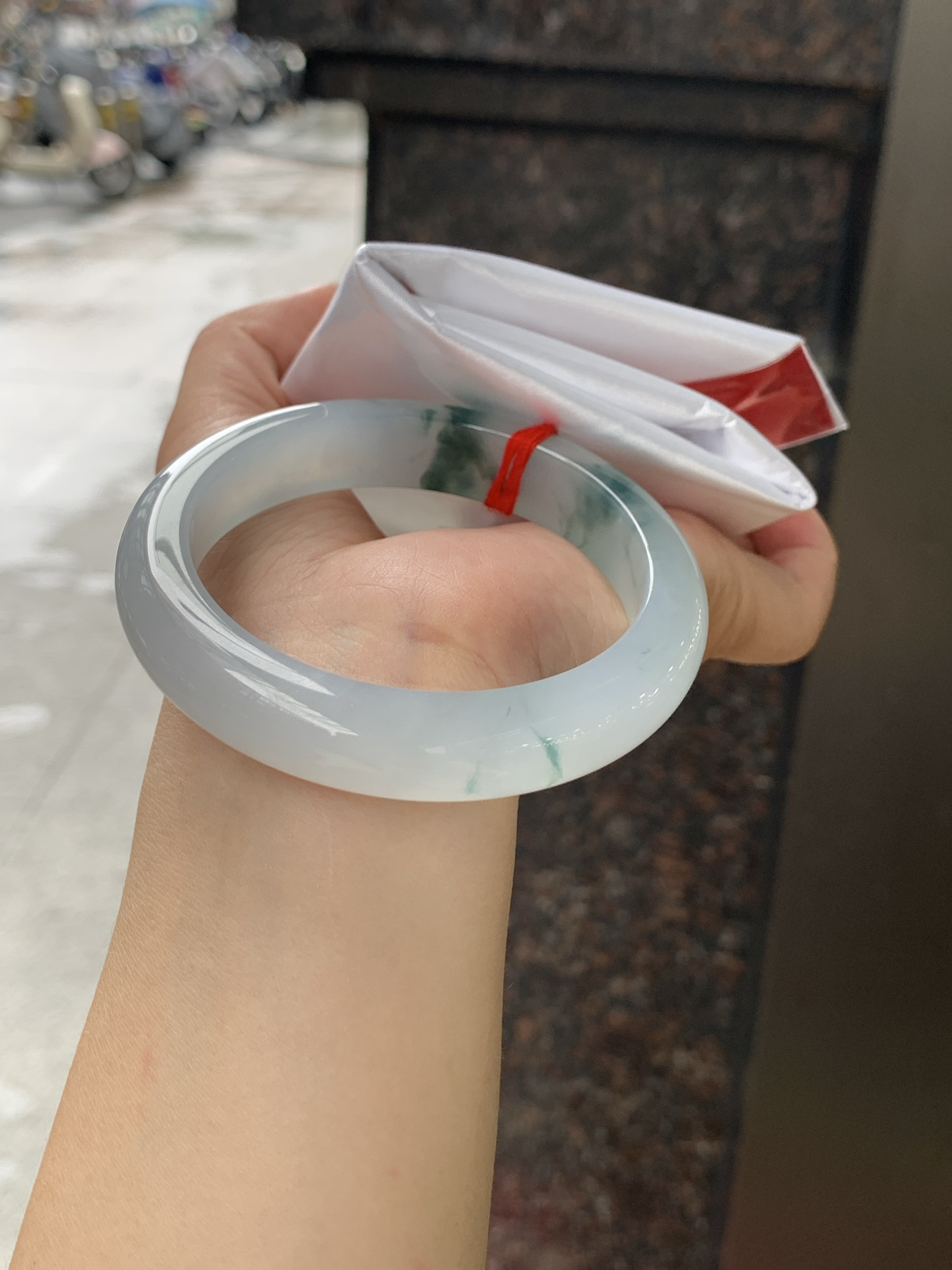 冰飘花正圈 58.2-12.6-9 0628-N1102-1 打灯纹裂，底妆胶润细腻，冰底中开出了朵朵兰花，飘花灵动飘逸，勾勒出一幅唯美诗意的山水意境画，古典优雅又秀气
