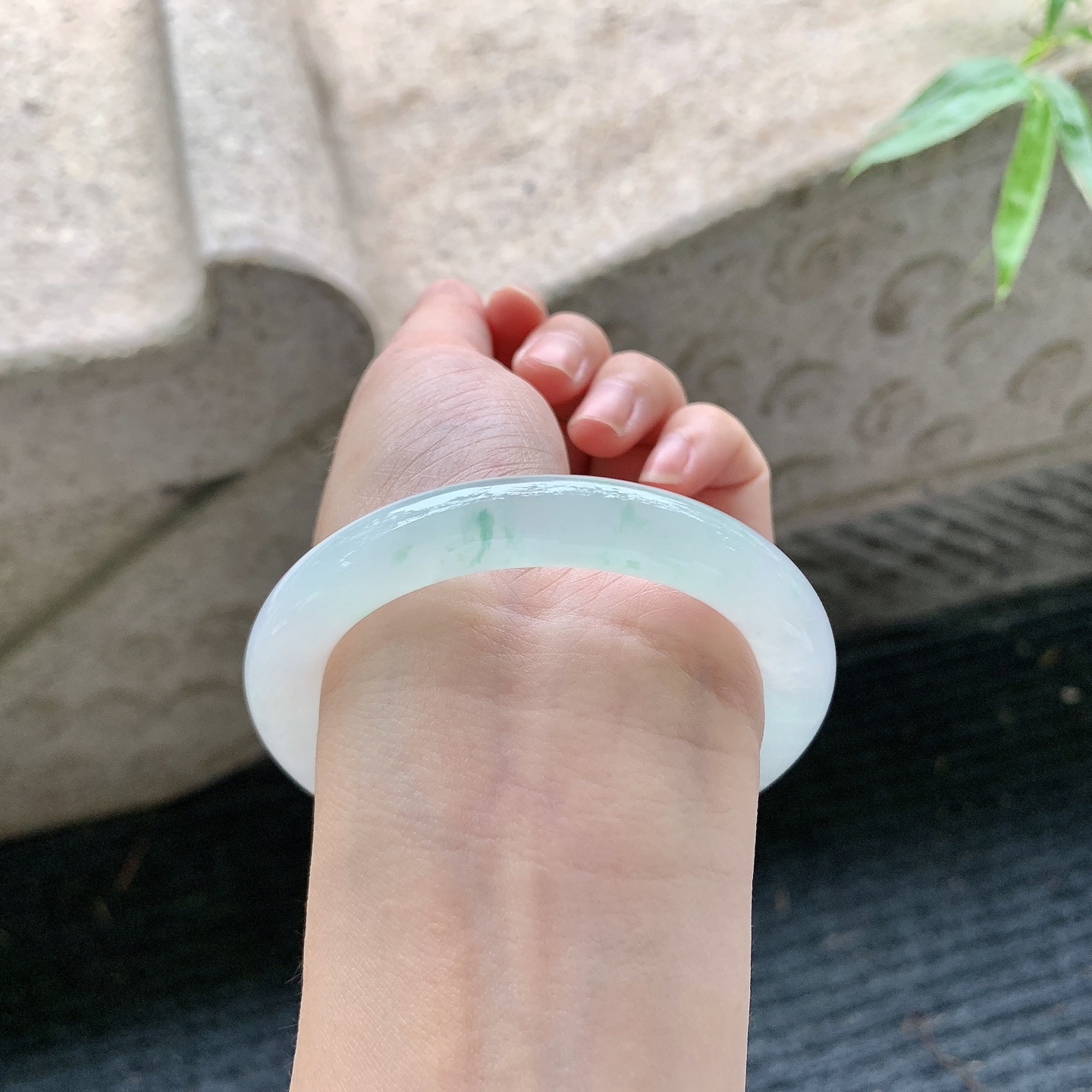 圆条54 55【圈口】54.8/10.2/9.7【编码】C5062825【描述】糯冰飘花，水润，种老，细腻，无裂