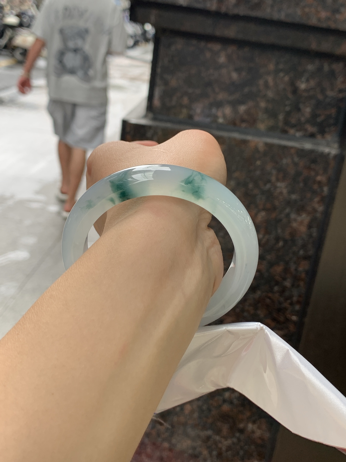 冰飘花正圈 58.2-12.6-9 0628-N1102-1 打灯纹裂，底妆胶润细腻，冰底中开出了朵朵兰花，飘花灵动飘逸，勾勒出一幅唯美诗意的山水意境画，古典优雅又秀气