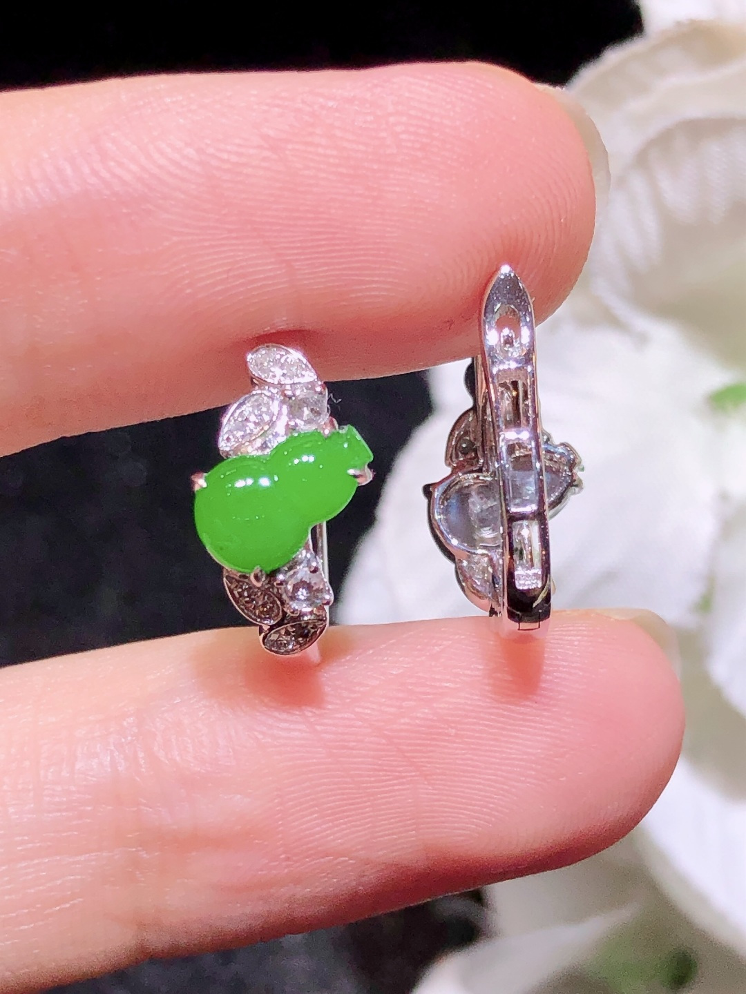 18K金镶 阳绿葫芦耳包 无裂 水润色艳 品相饱满 苹果拍摄，实物更好看，5.8-7.4-2.9