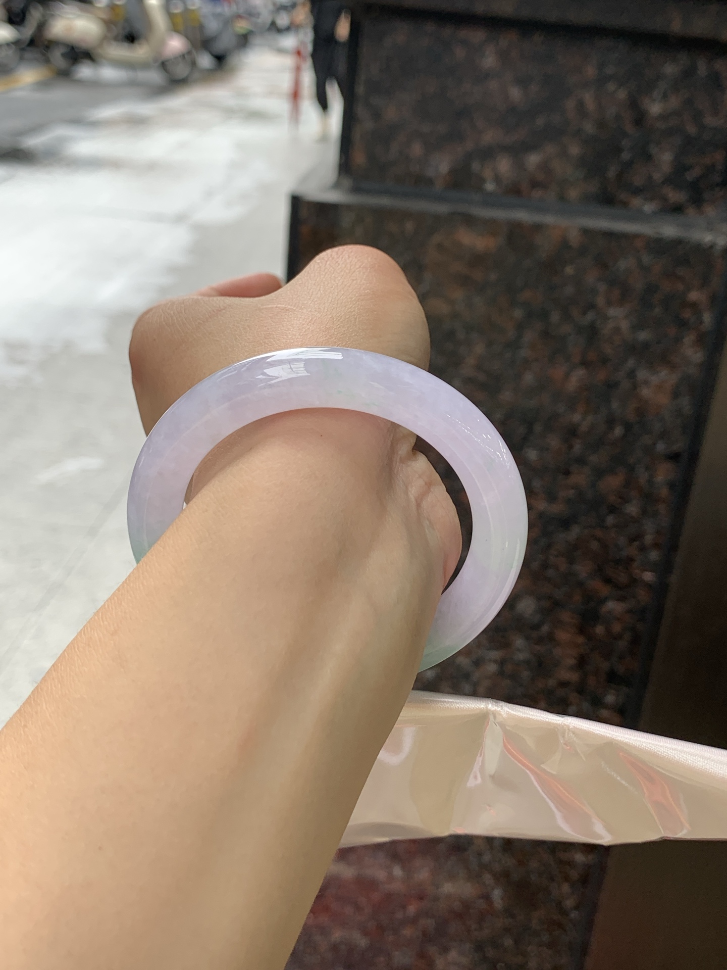 春彩圆条 53.5-10.1-9.8 0628-N1100 打灯纹裂，阳绿花碰上梦幻般的春，像是融化了的春天，所有的美好交织在一起，让人心生宁静而淡淡的欢喜