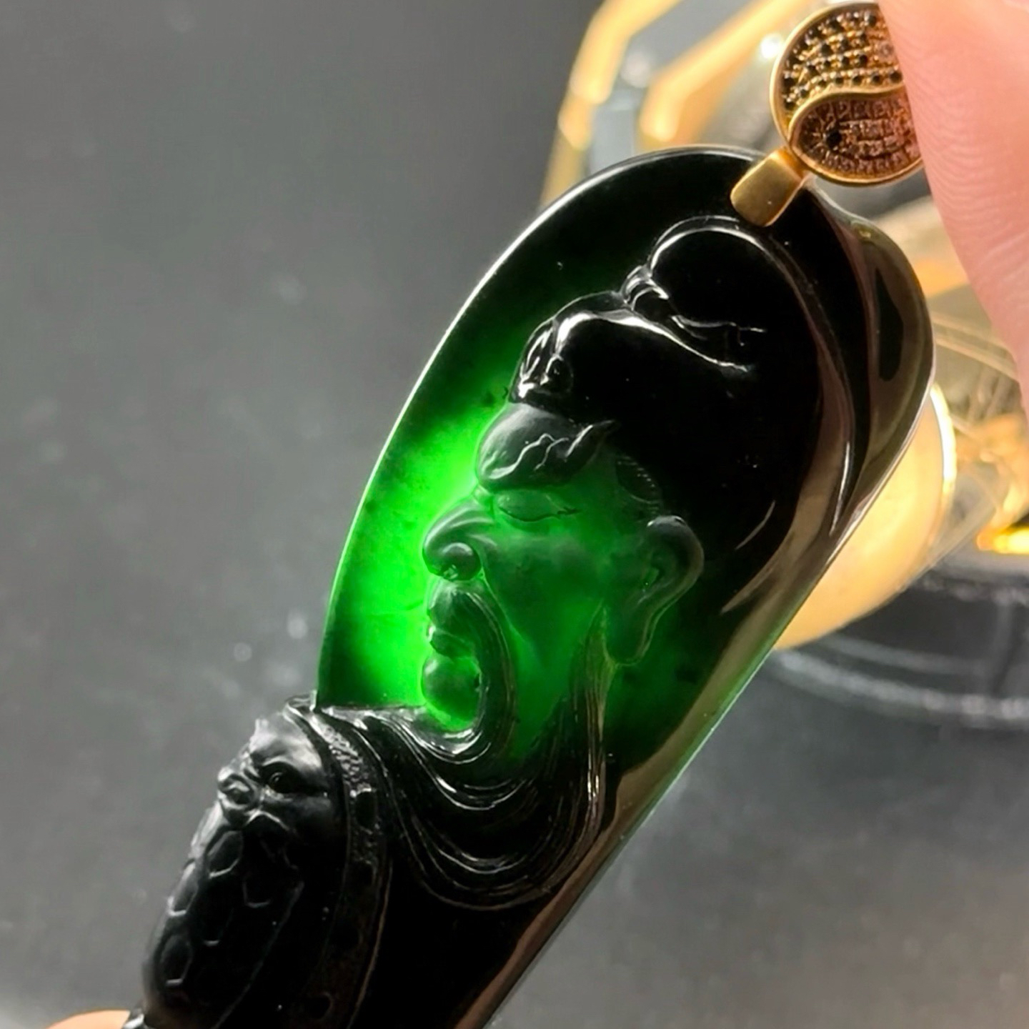 精品18k墨翠关公 种好色正 黑度极好 打灯通透 油性十足 尺寸70.5
