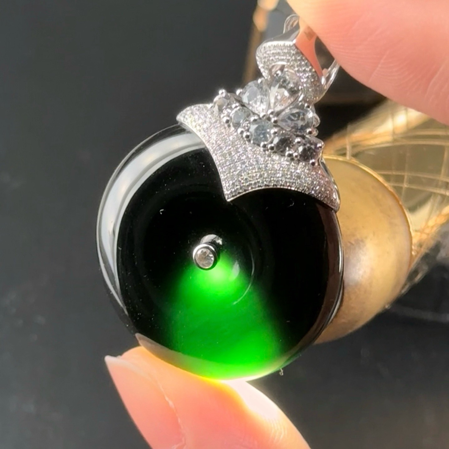 精品18k墨翠平安扣吊坠 种好色正 黑度极好 打灯通透 油性十足  尺寸45.5