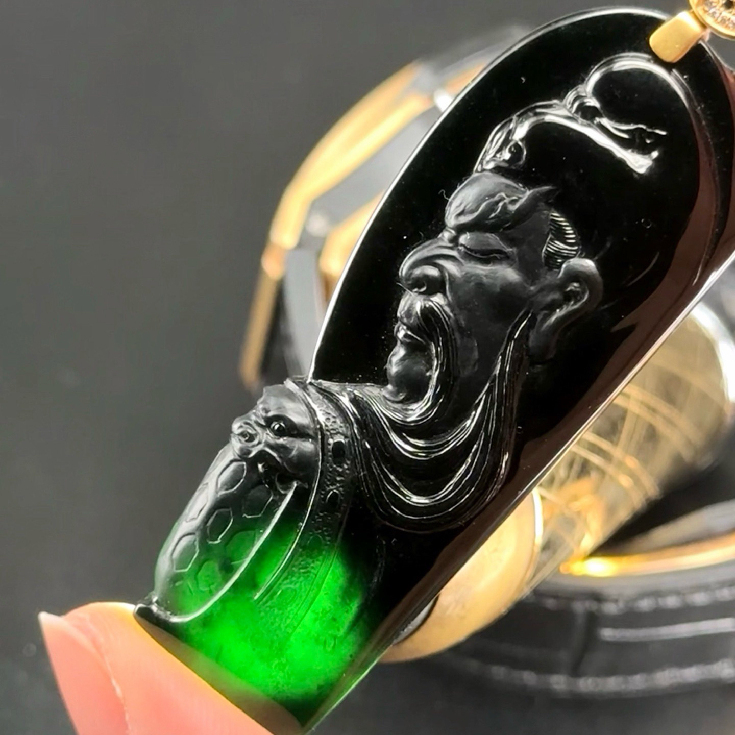 精品18k墨翠关公 种好色正 黑度极好 打灯通透 油性十足 尺寸70.5