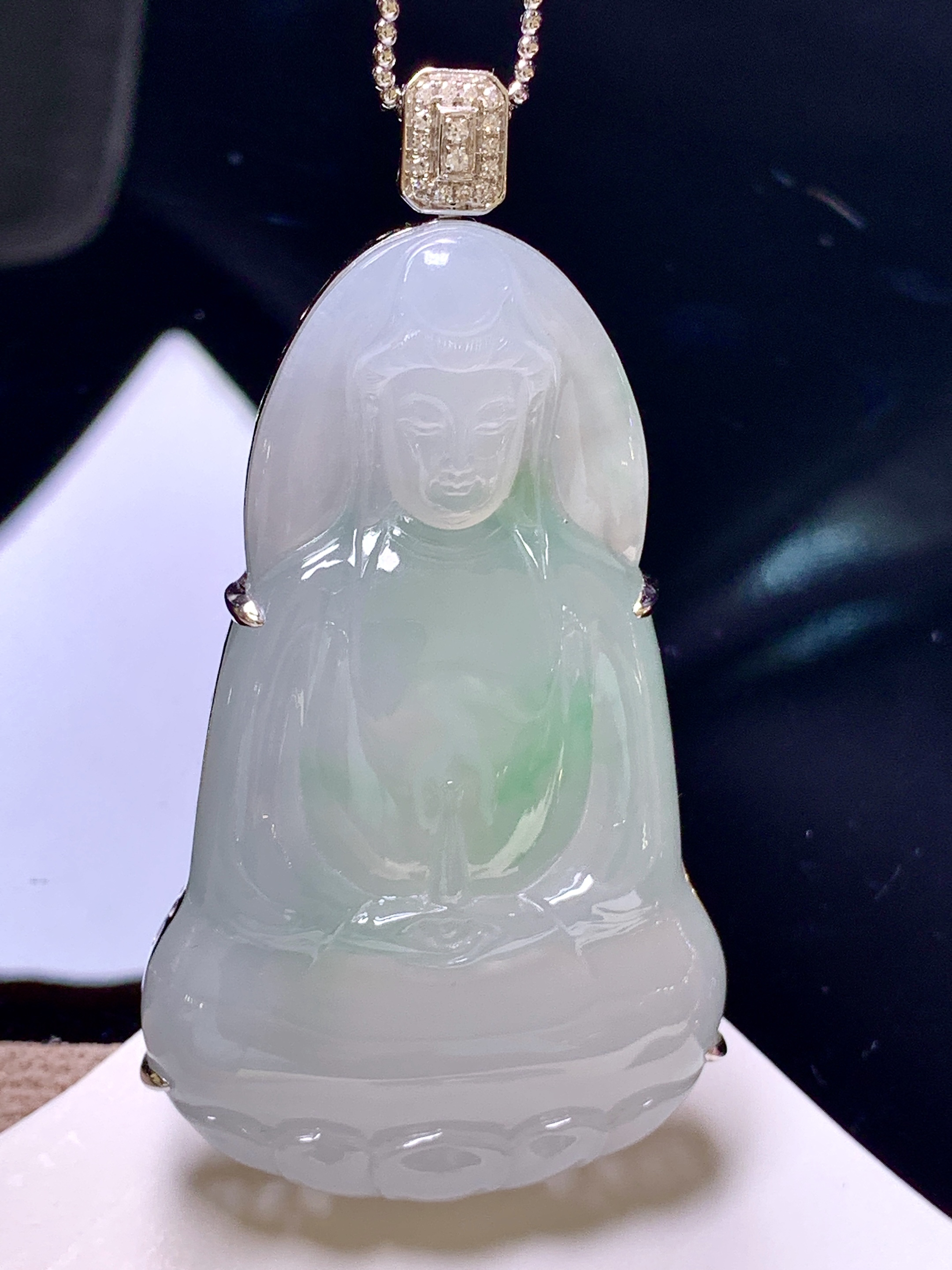 18k金钻镶嵌冰种飘绿观音菩萨吊坠 玉质细腻 色泽艳丽清新 整体尺寸62*34.8*11.2 j6