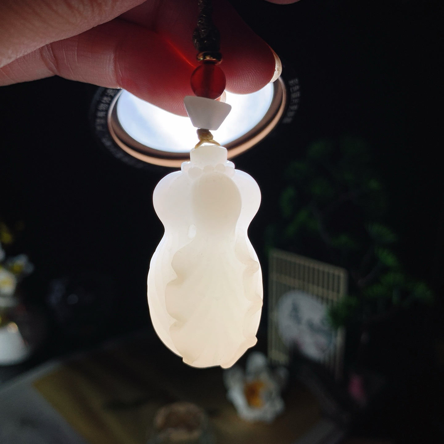新疆和田玉且羊脂白玉百財白菜挂件！尺寸44/22/17重28.5克 玉质细腻油润 底色纯净 脂粉好，品质好。lt260626