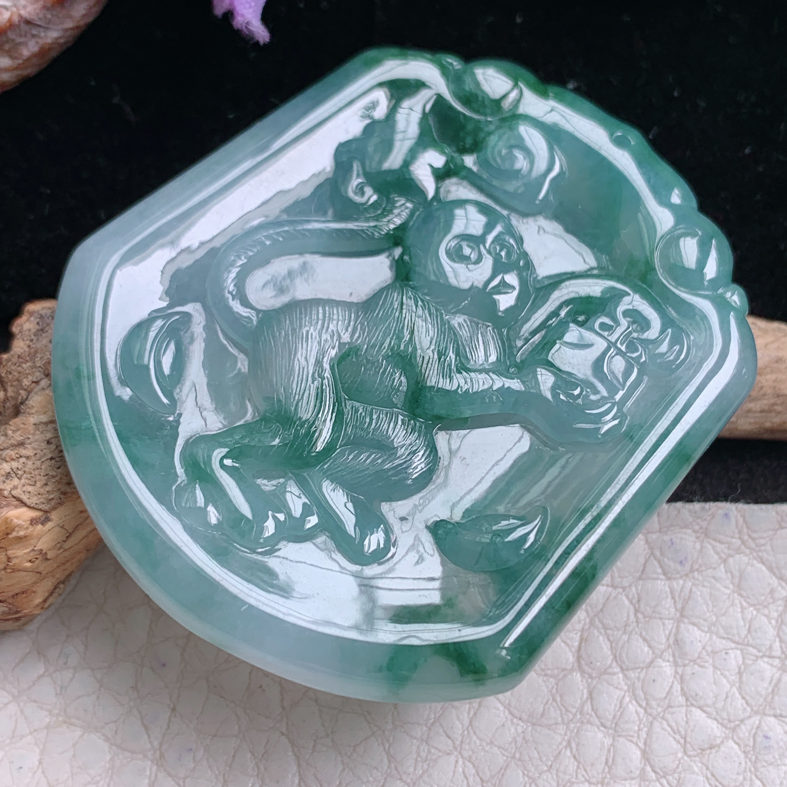 ktj实拍50.5*44.5*4.6缅甸翡翠a货精雕冰飘花灵猴抱寿桃 生肖猴玉吊坠