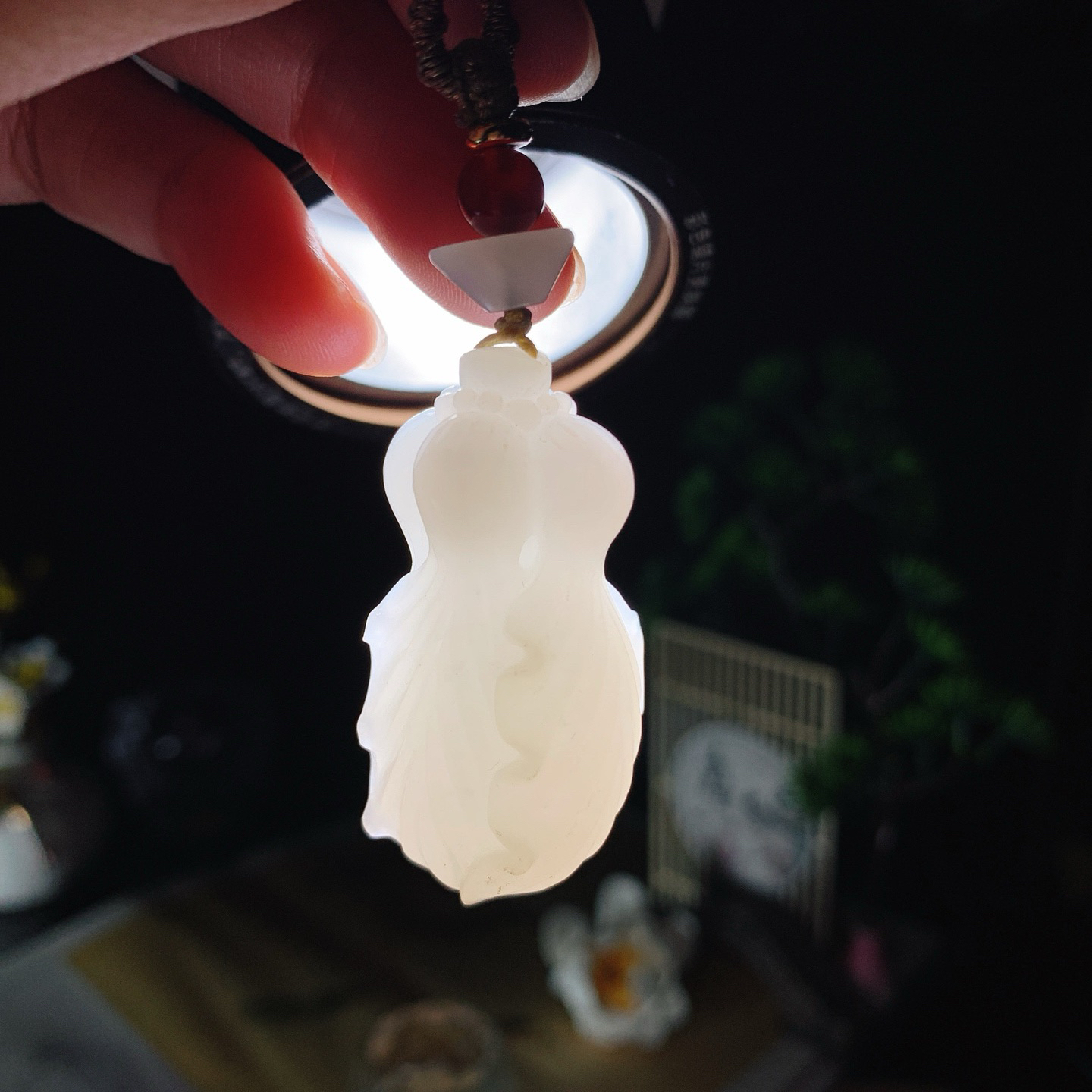 新疆和田玉且羊脂白玉百財白菜挂件！尺寸44/22/17重28.5克 玉质细腻油润 底色纯净 脂粉好，品质好。lt260626