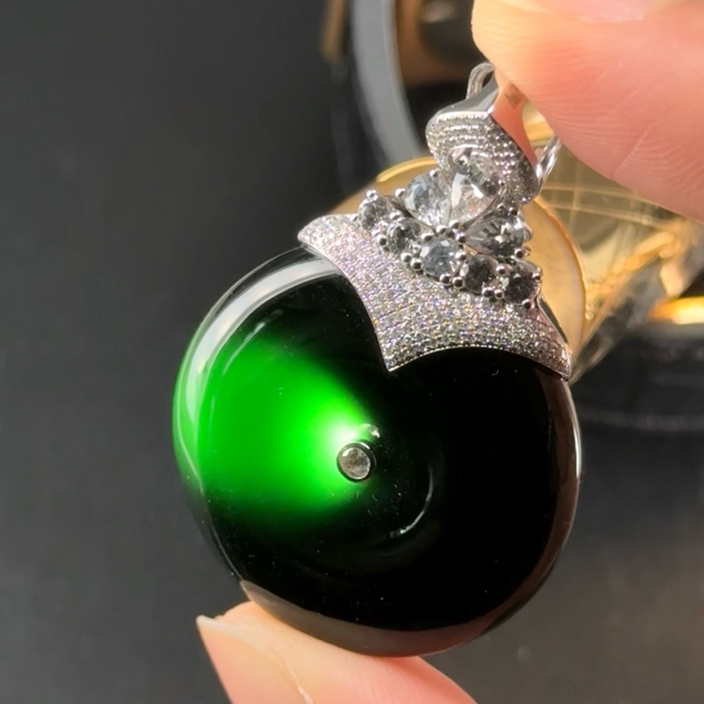 精品18k墨翠平安扣吊坠 种好色正 黑度极好 打灯通透 油性十足  尺寸45.5