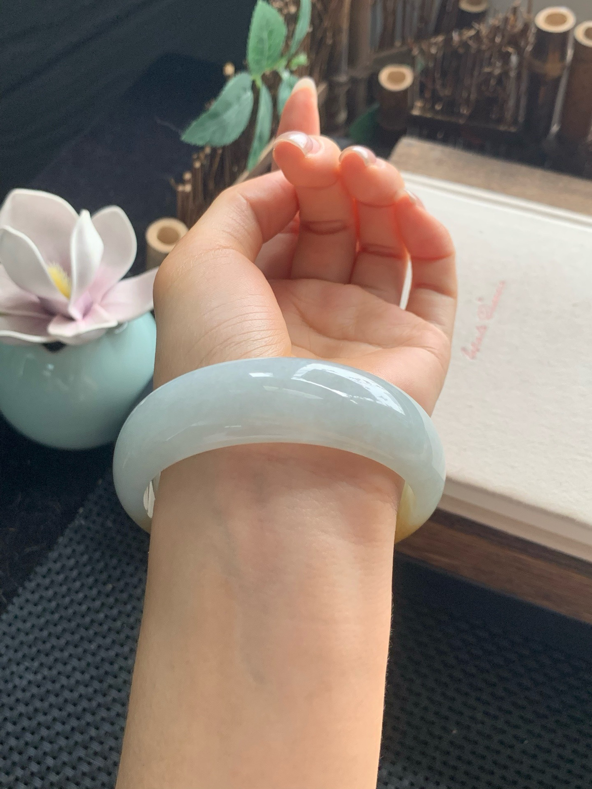 冰润飘黄翡宽版正圈手镯，圈口60.1-18.8-7.3，看到它就不禁联想“春日明媚”这个词。就好似秋日的落叶，这黄翡，似是春光无限，使整个镯子看上去更唯美，飘点点小绿意！更加吸引眼光！超美！完美！超值！