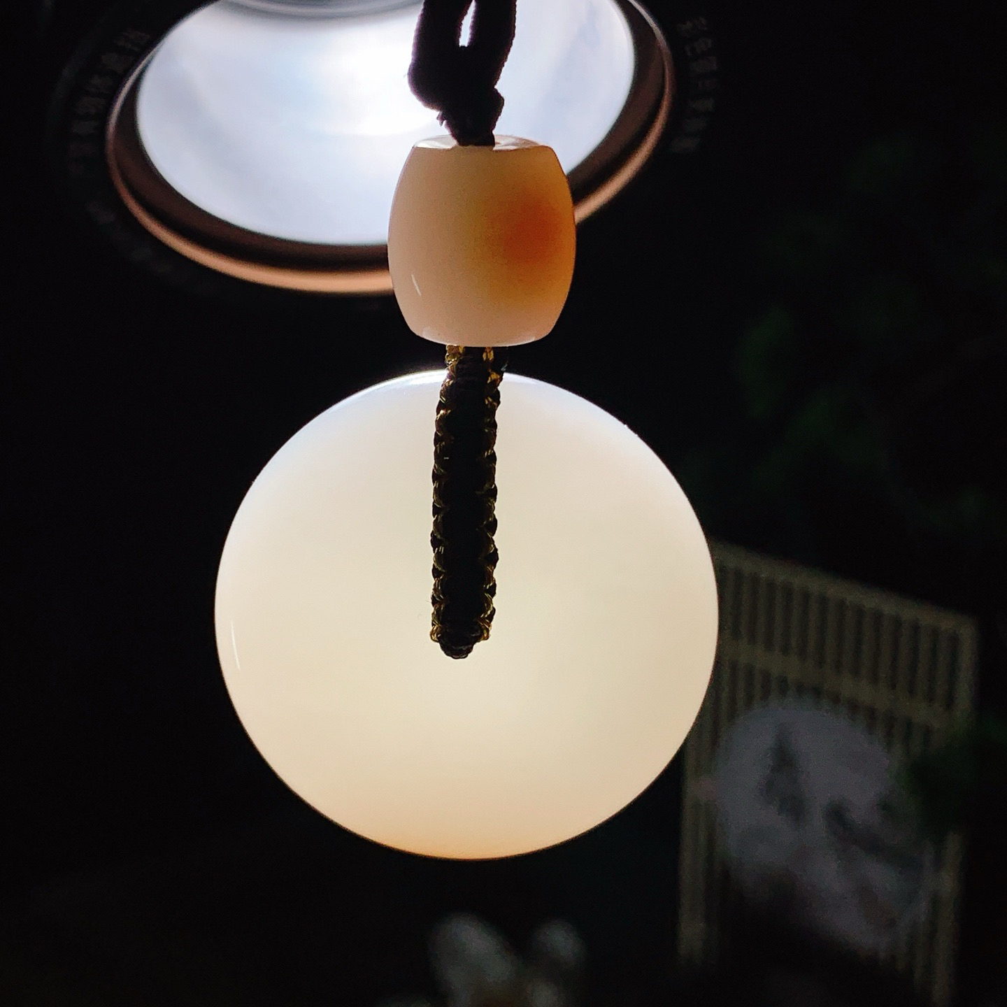 新疆和田玉且末料平安扣挂件！尺寸33/12重30克 玉质细腻油润 底色纯净 脂粉好，品质好。lt260626