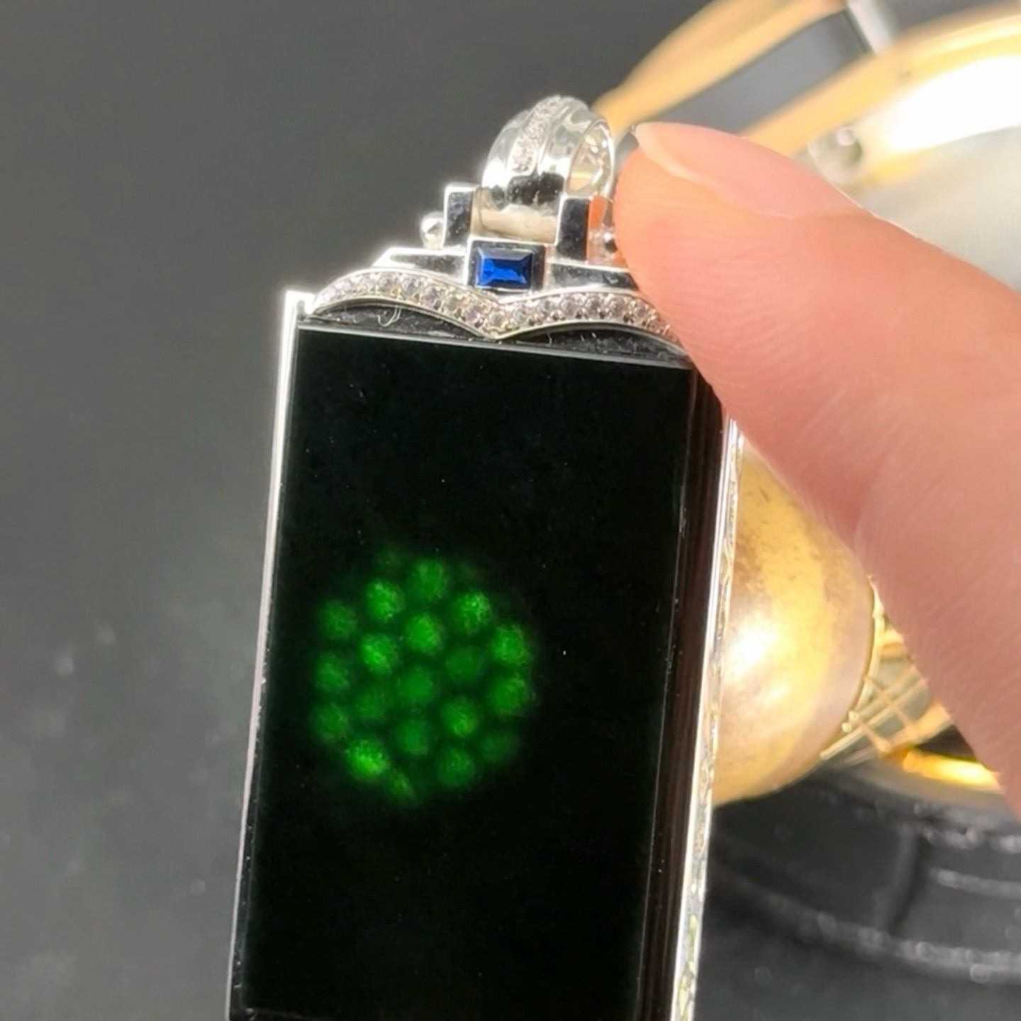 精品925银镶墨翠无事牌 种好色正 黑度不错 打灯通透 油性十足 尺寸50.4