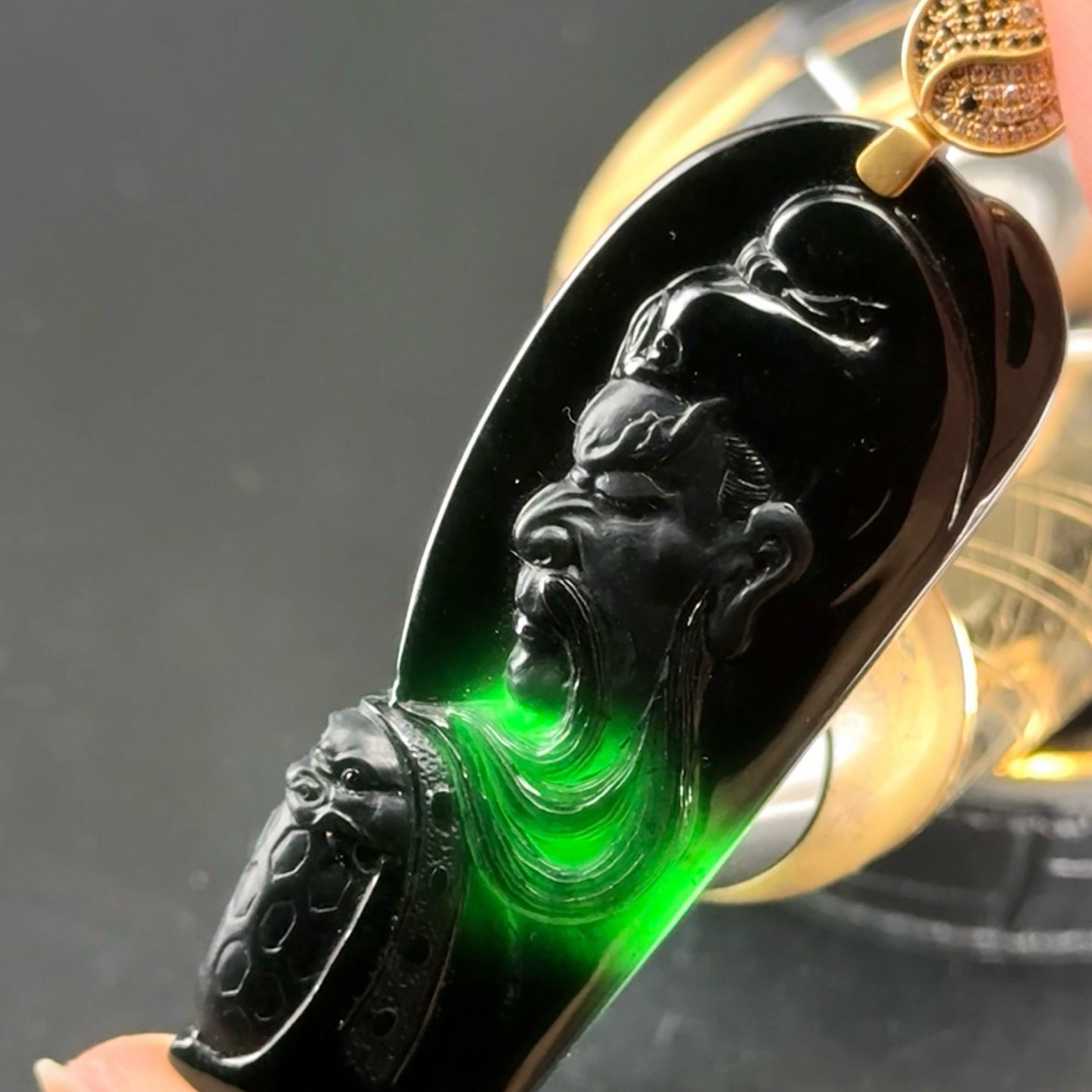 精品18k墨翠关公 种好色正 黑度极好 打灯通透 油性十足 尺寸70.5