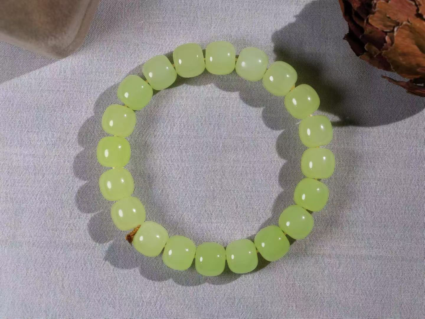 （老型珠.手串）

精品️和田玉黄口老型珠手串，也可做手持，玉质细腻油润 饱满光滑 质朴无华，悠远简单，人心境界远，百世修炼深，心灵常驻善意持，觉悟人生百世修。重31.8克    尺寸取一8.6-9.7mm    54602500L