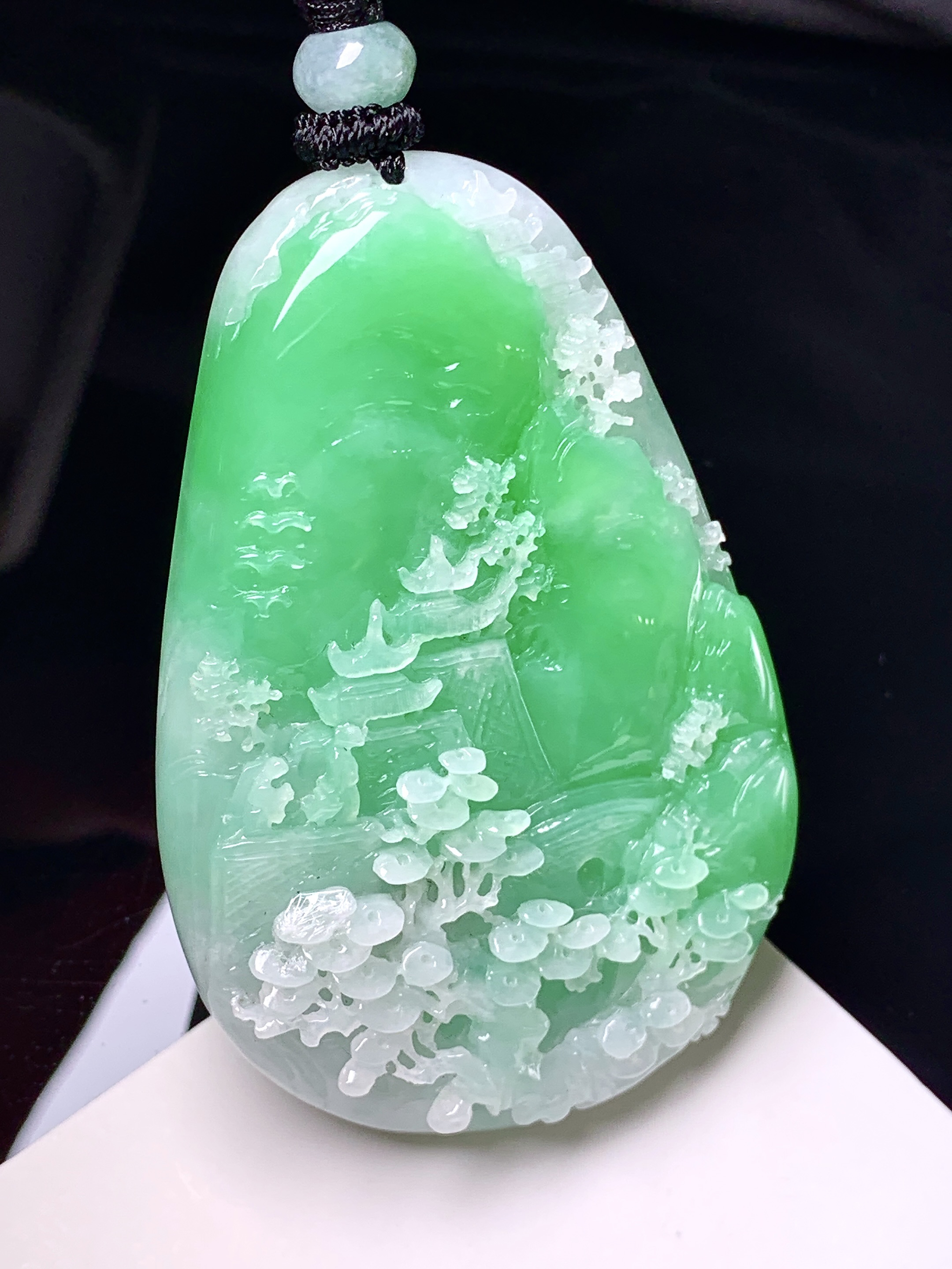 飘绿山水牌子吊坠 玉质细腻 色泽艳丽清新 整体尺寸57.3*37.8*9 w1
