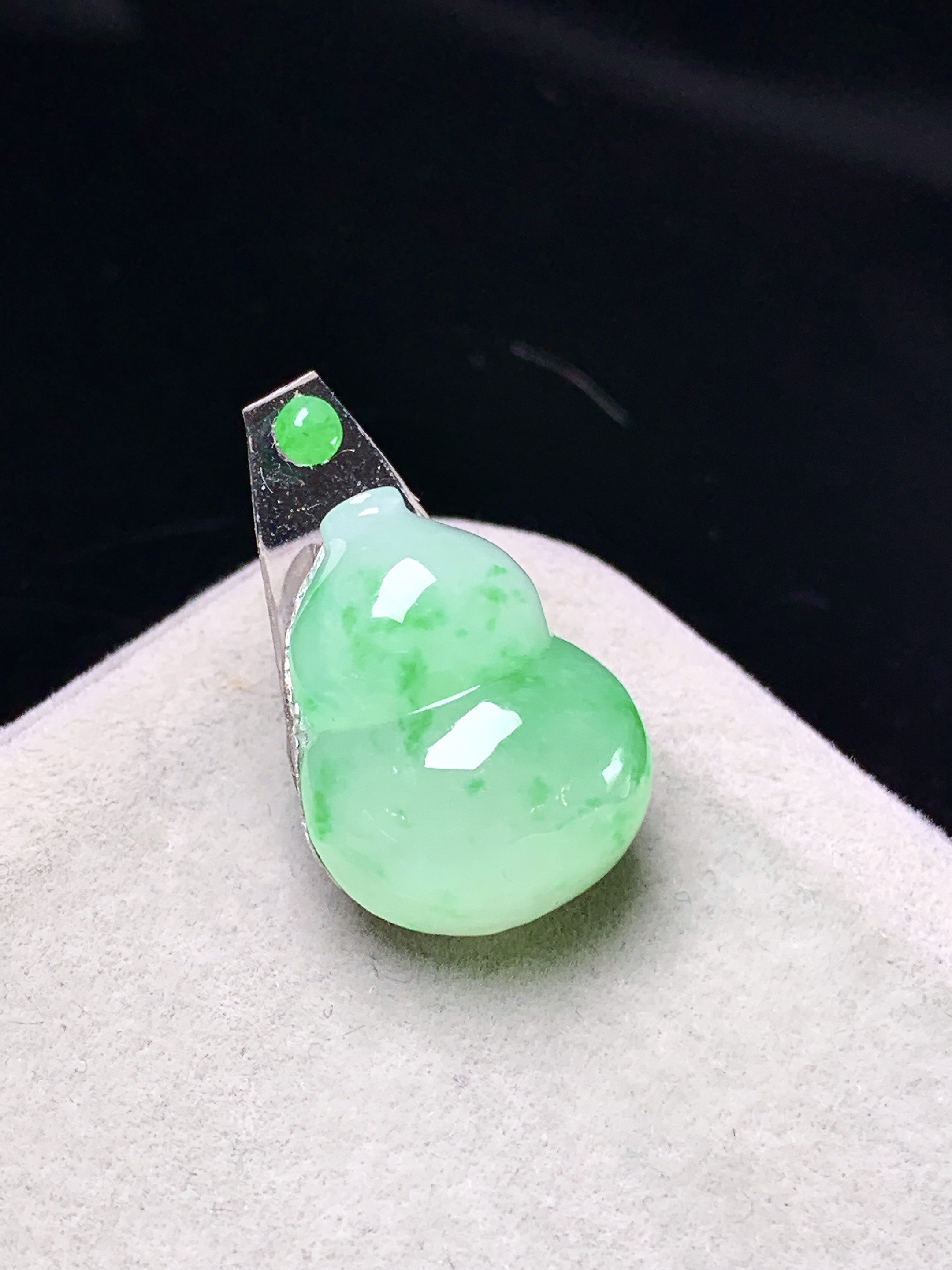 镶嵌款 飘阳绿葫芦吊坠 玉质细腻 色泽艳丽清新 整体尺寸17.5*13.8*6.8 2x