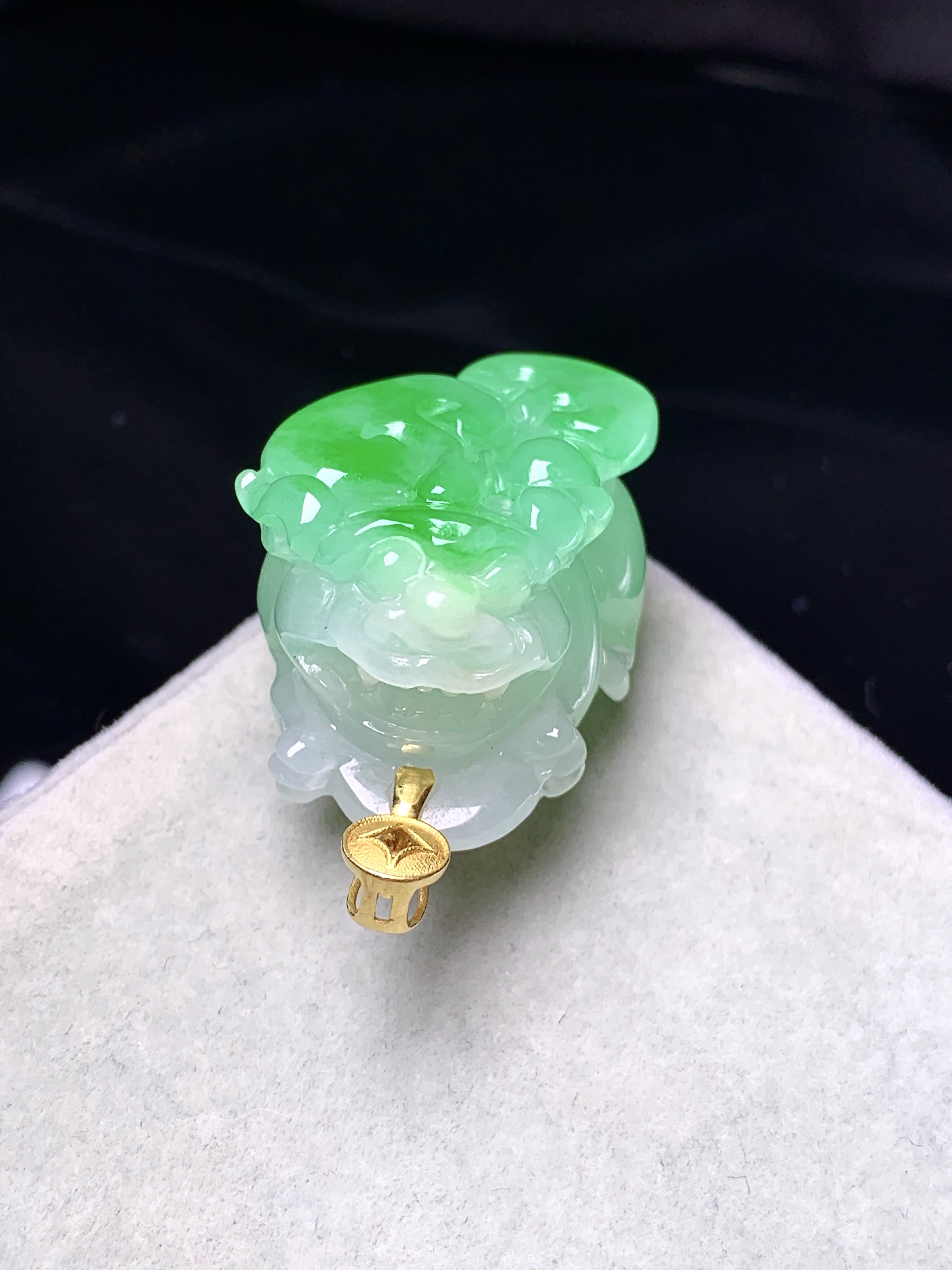 18k金镶嵌飘绿貔貅吊坠 玉质细腻 色泽艳丽清新 整体尺寸35.5*19*17 a5