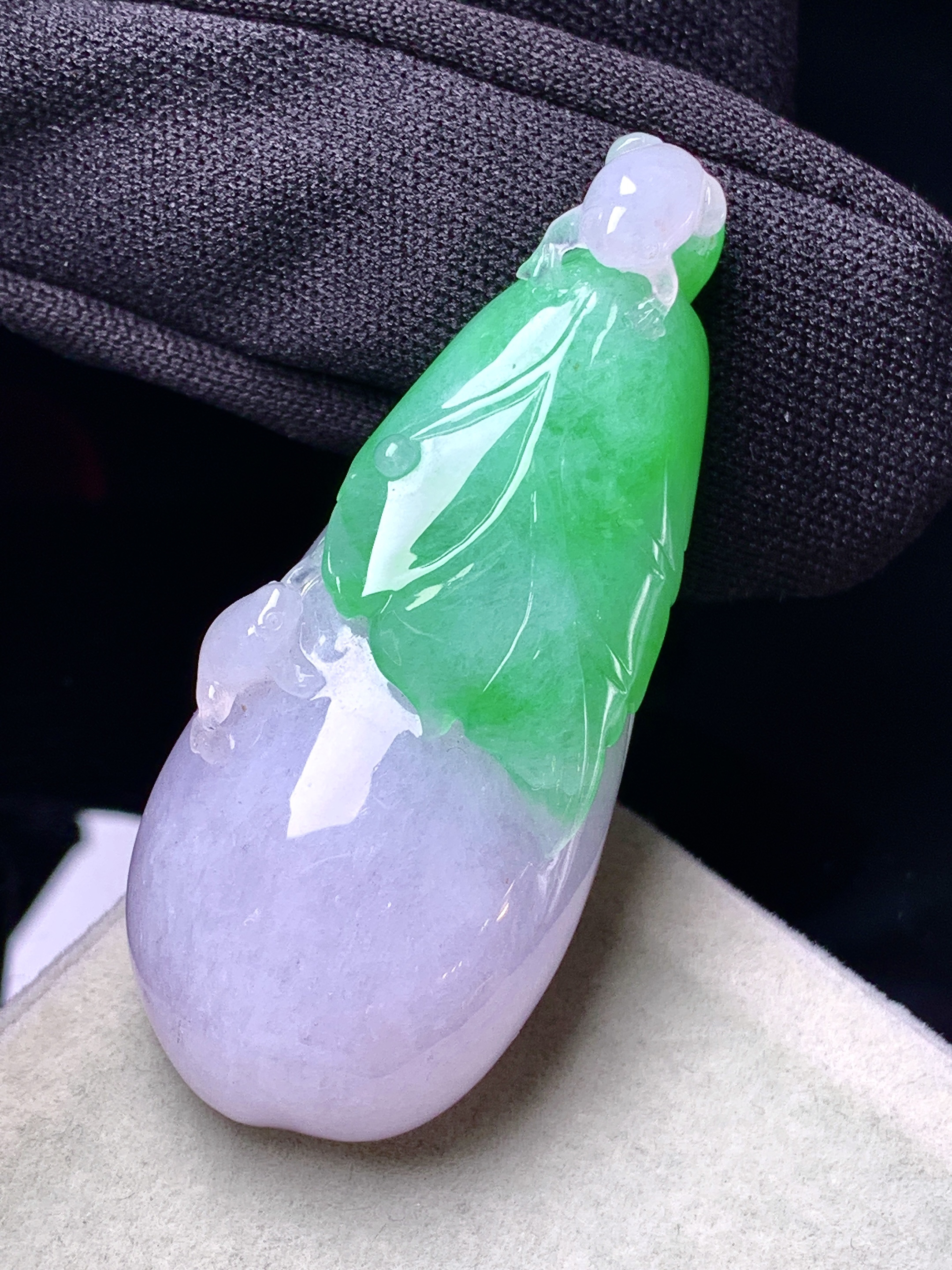 飘绿兰花吊坠 玉质细腻 色泽艳丽清新 整体尺寸50.8*21.5*13.3 w