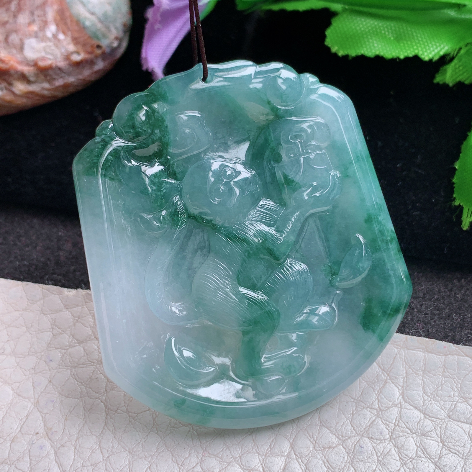 ktj实拍50.5*44.5*4.6缅甸翡翠a货精雕冰飘花灵猴抱寿桃 生肖猴玉吊坠