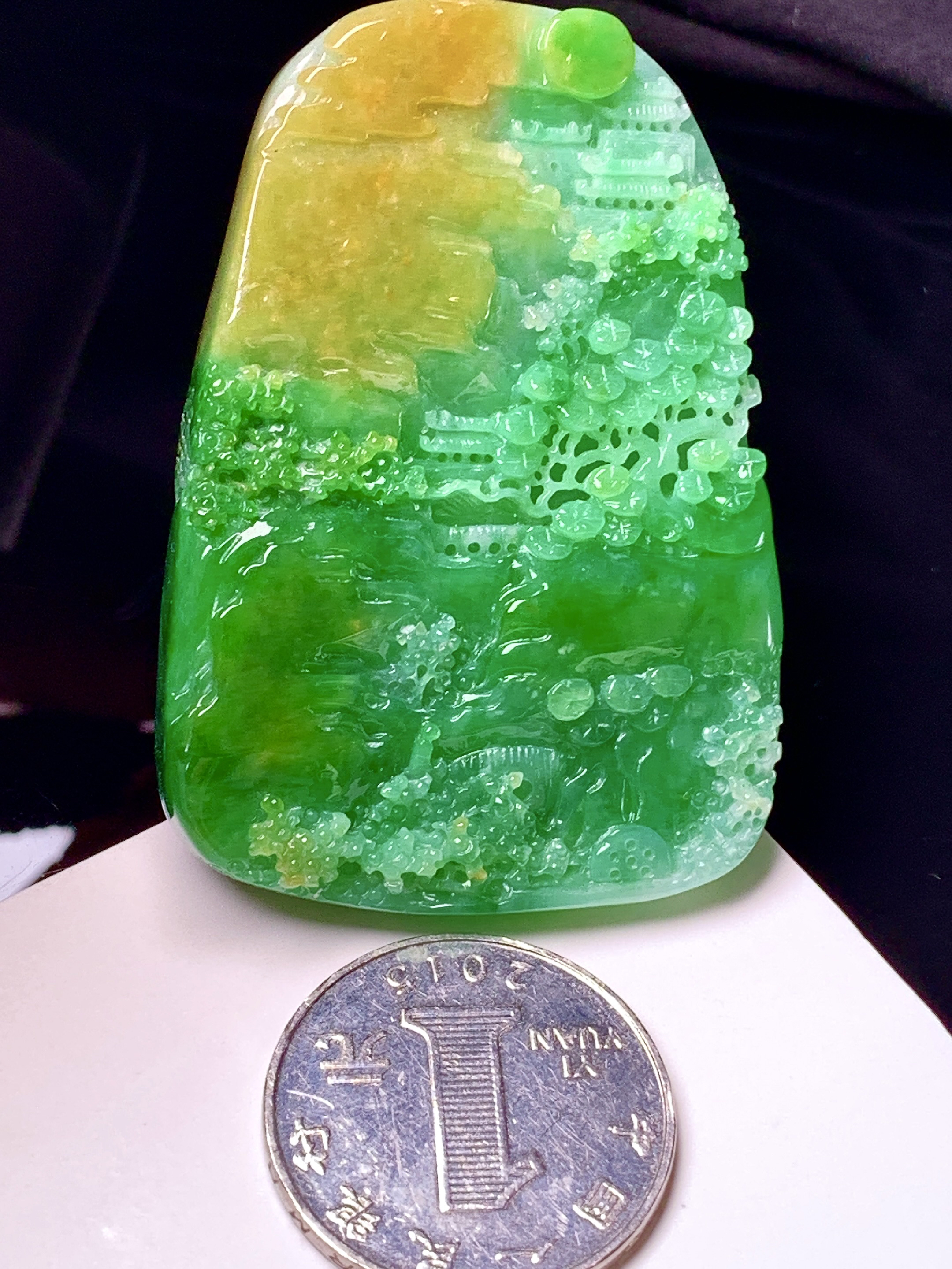 飘黄绿翡山水牌子吊坠 玉质细腻 色泽艳丽清新 整体尺寸58.2*39.7*12.3 w1