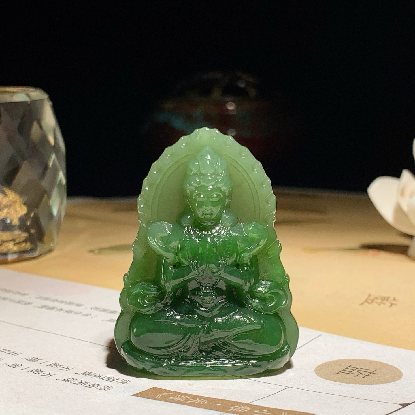 和田玉阳绿俄罗斯碧玉坐莲观音挂件！尺寸45/34/12重31.5克。玉质细腻油润。手推出油。佩戴高端