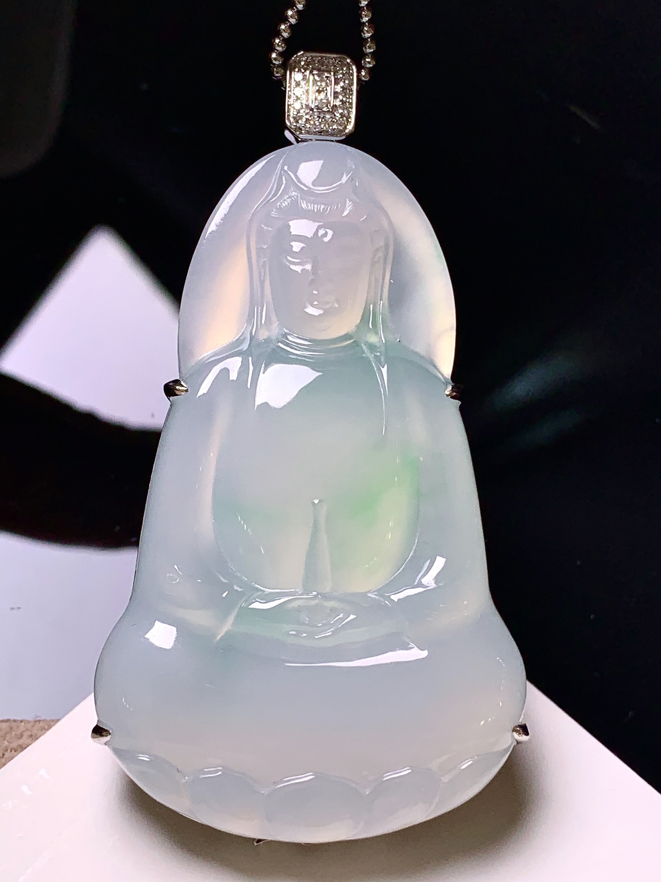 18k金钻镶嵌冰种飘绿观音菩萨吊坠 玉质细腻 色泽艳丽清新 整体尺寸62*34.8*11.2 j6