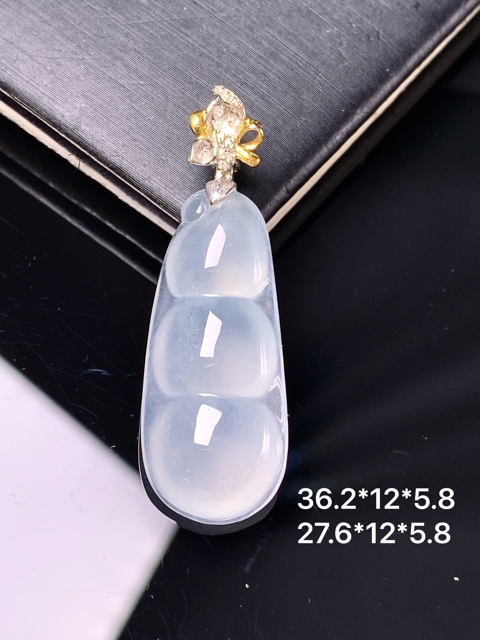 18k金镶嵌冰种四季豆吊坠 玉质细腻 色泽艳丽清新 整体尺寸36.2*12*5.8 d4