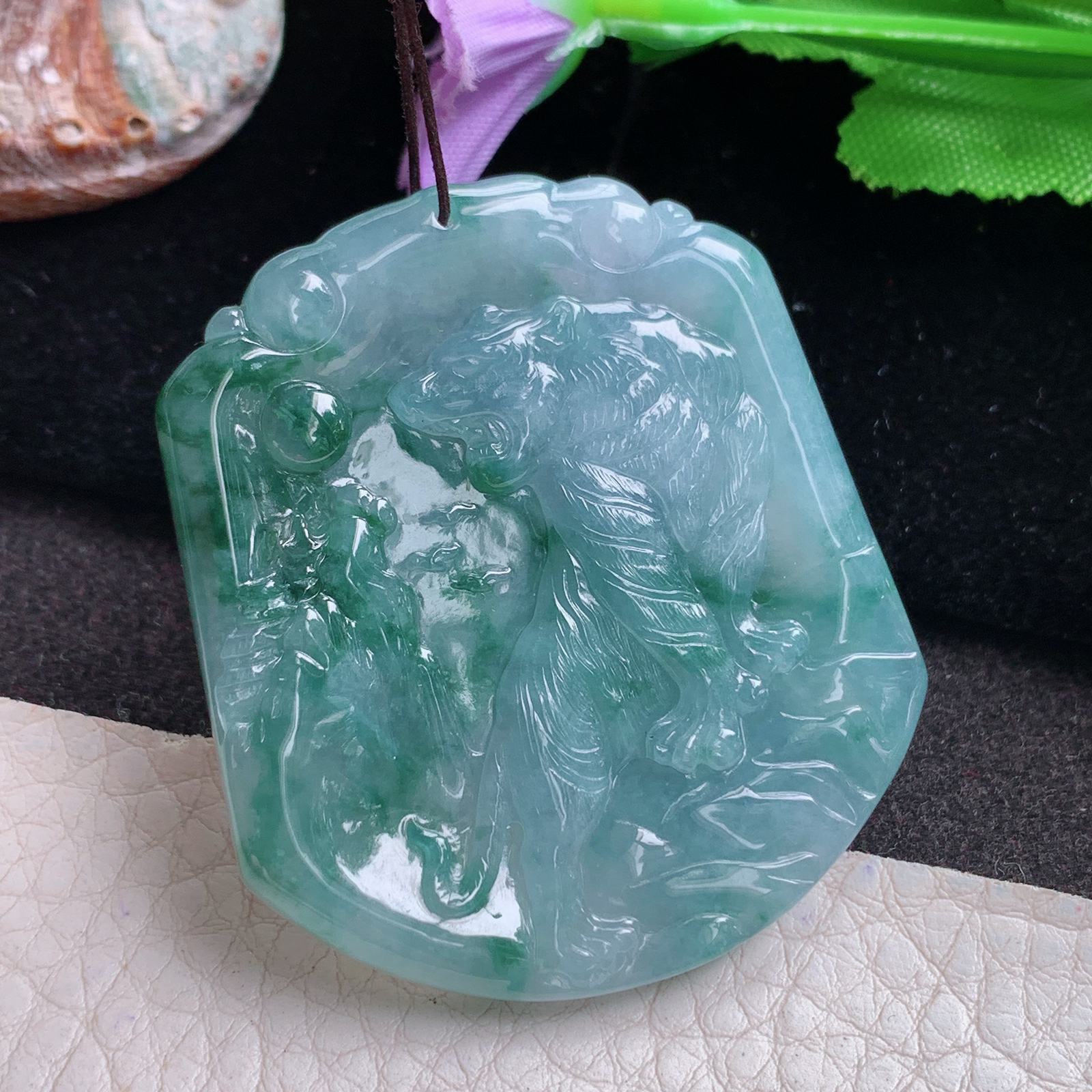 ktj实拍48.8*43*5缅甸翡翠a货精雕冰飘花上山虎 生肖虎玉吊坠
