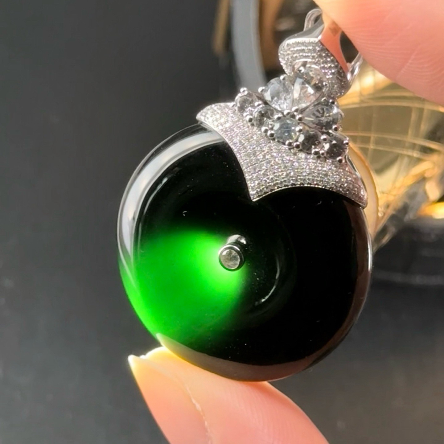 精品18k墨翠平安扣吊坠 种好色正 黑度极好 打灯通透 油性十足  尺寸45.5