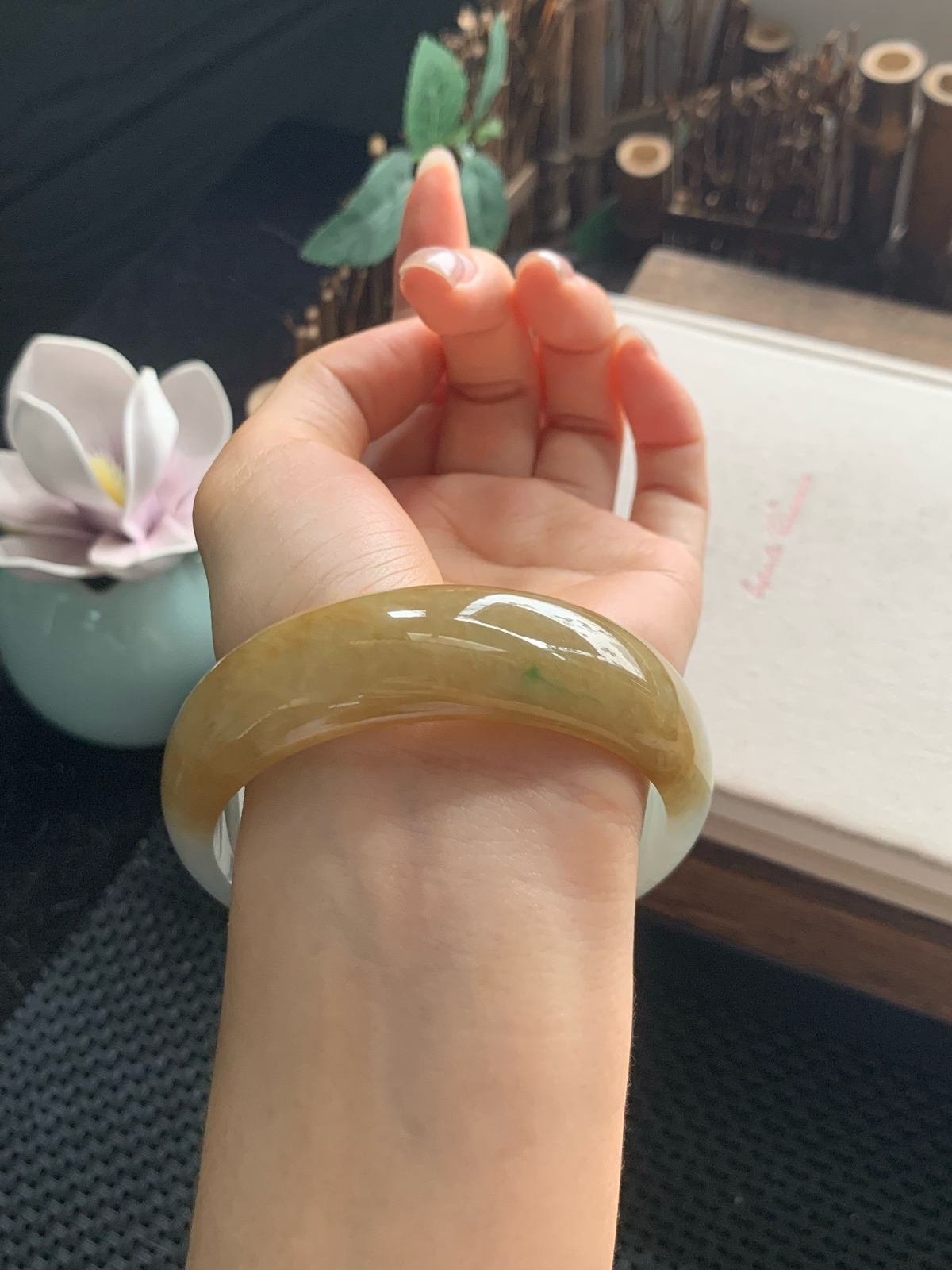 冰润飘黄翡宽版正圈手镯，圈口60.1-18.8-7.3，看到它就不禁联想“春日明媚”这个词。就好似秋日的落叶，这黄翡，似是春光无限，使整个镯子看上去更唯美，飘点点小绿意！更加吸引眼光！超美！完美！超值！