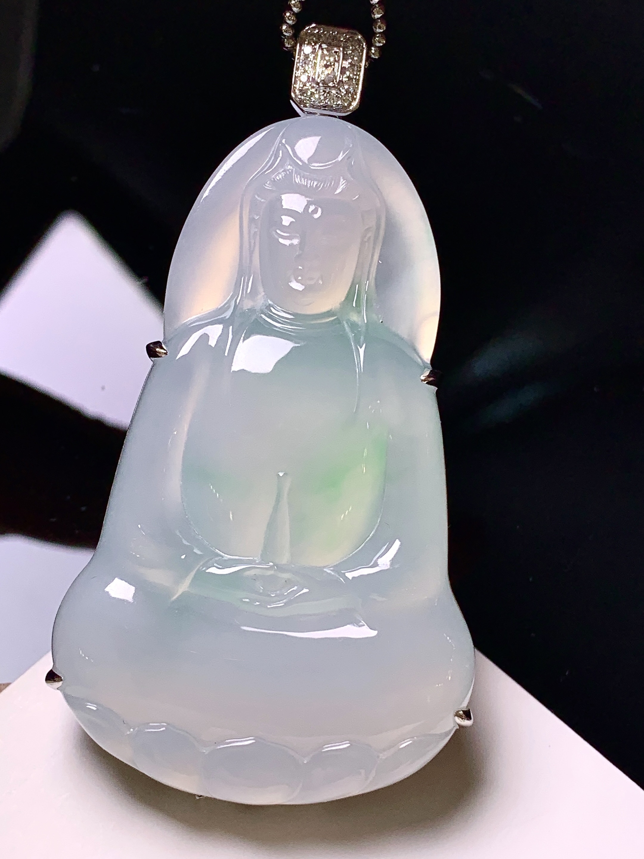 18k金钻镶嵌冰种飘绿观音菩萨吊坠 玉质细腻 色泽艳丽清新 整体尺寸62*34.8*11.2 j6